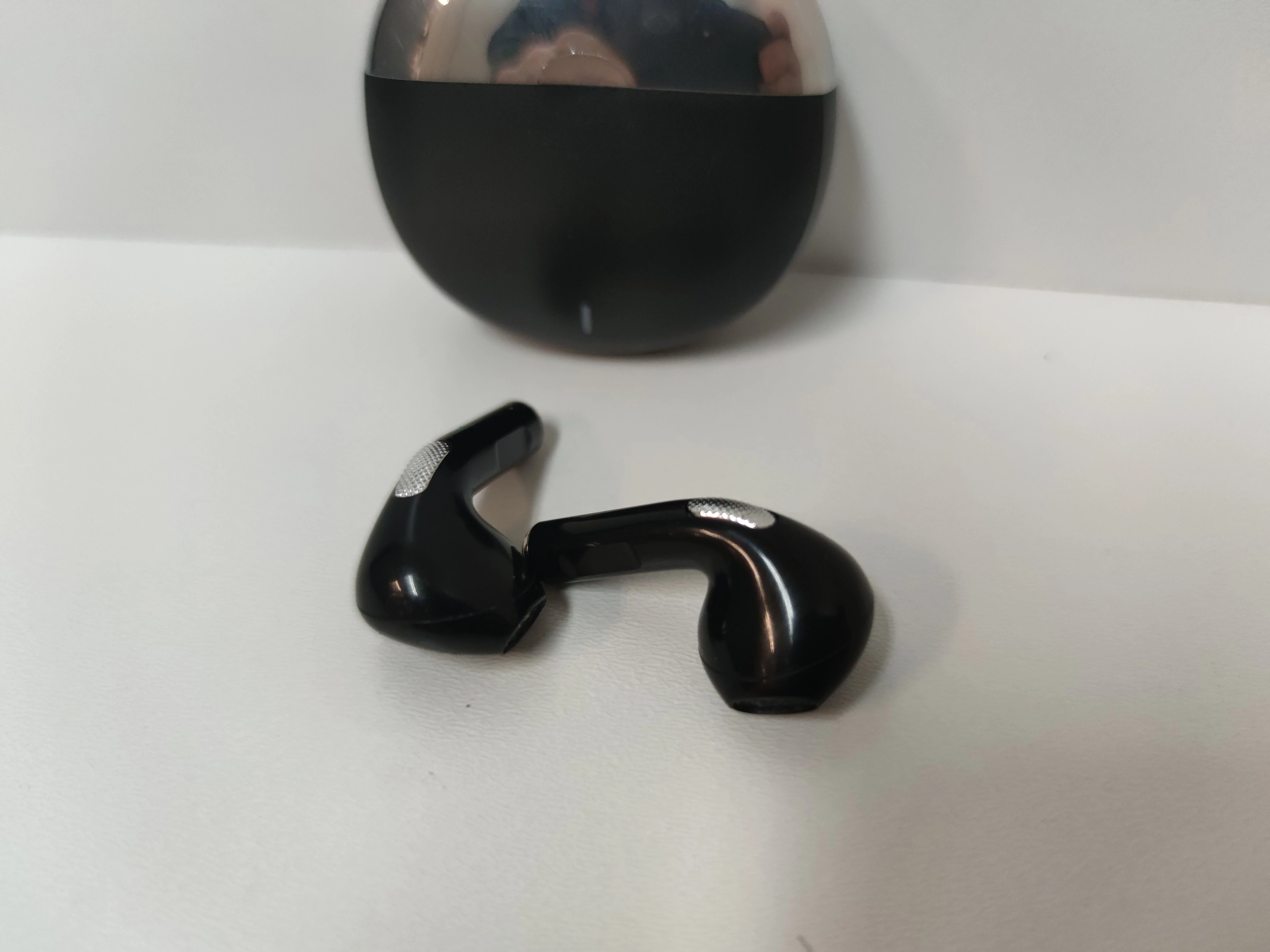 sluchawki-bezprzewodowe-douszne-tws-ly01-transmisja-sygnalu-203713-217785