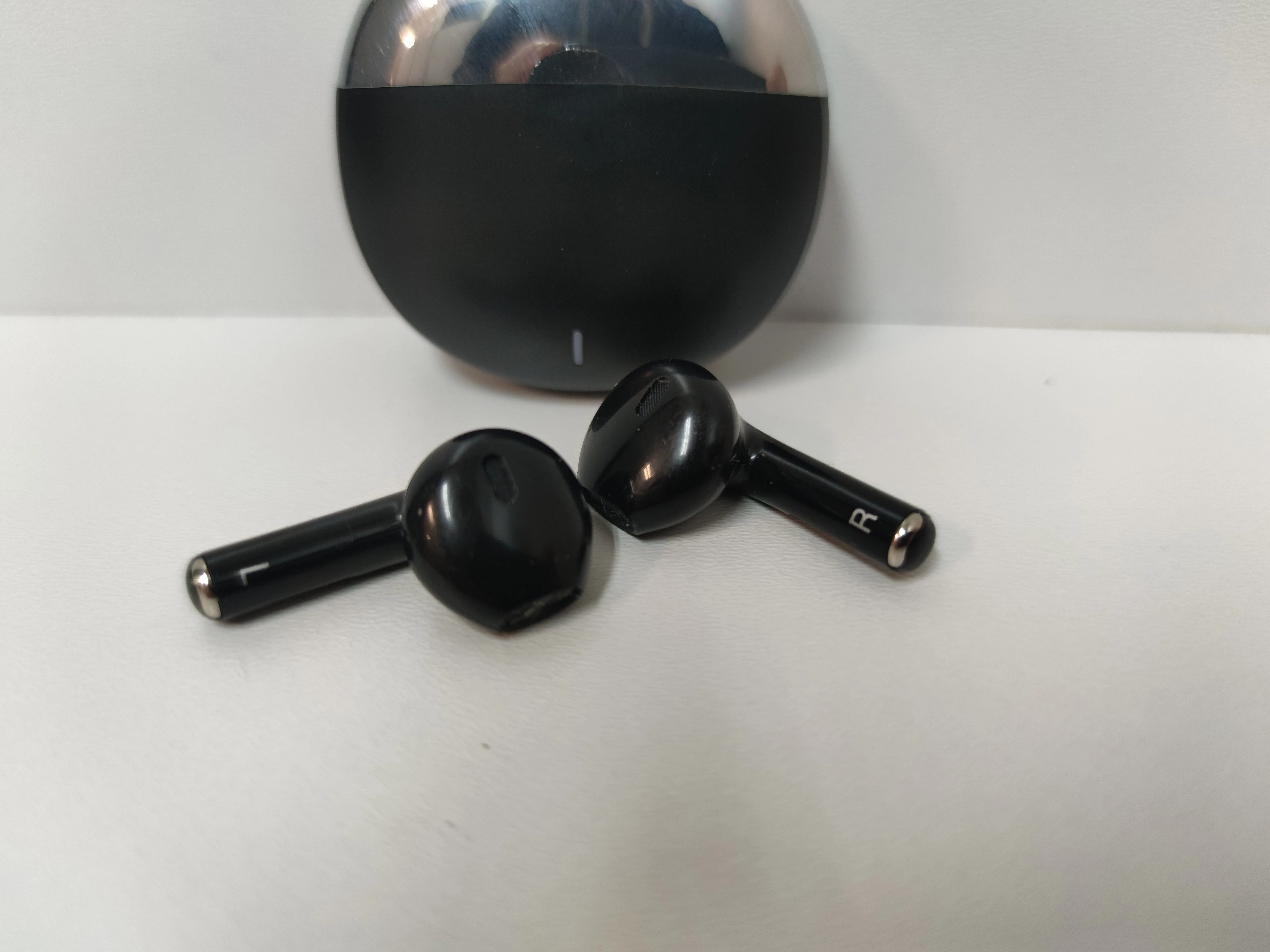 sluchawki-bezprzewodowe-douszne-tws-ly01-kolor-dominujacy-129357-3