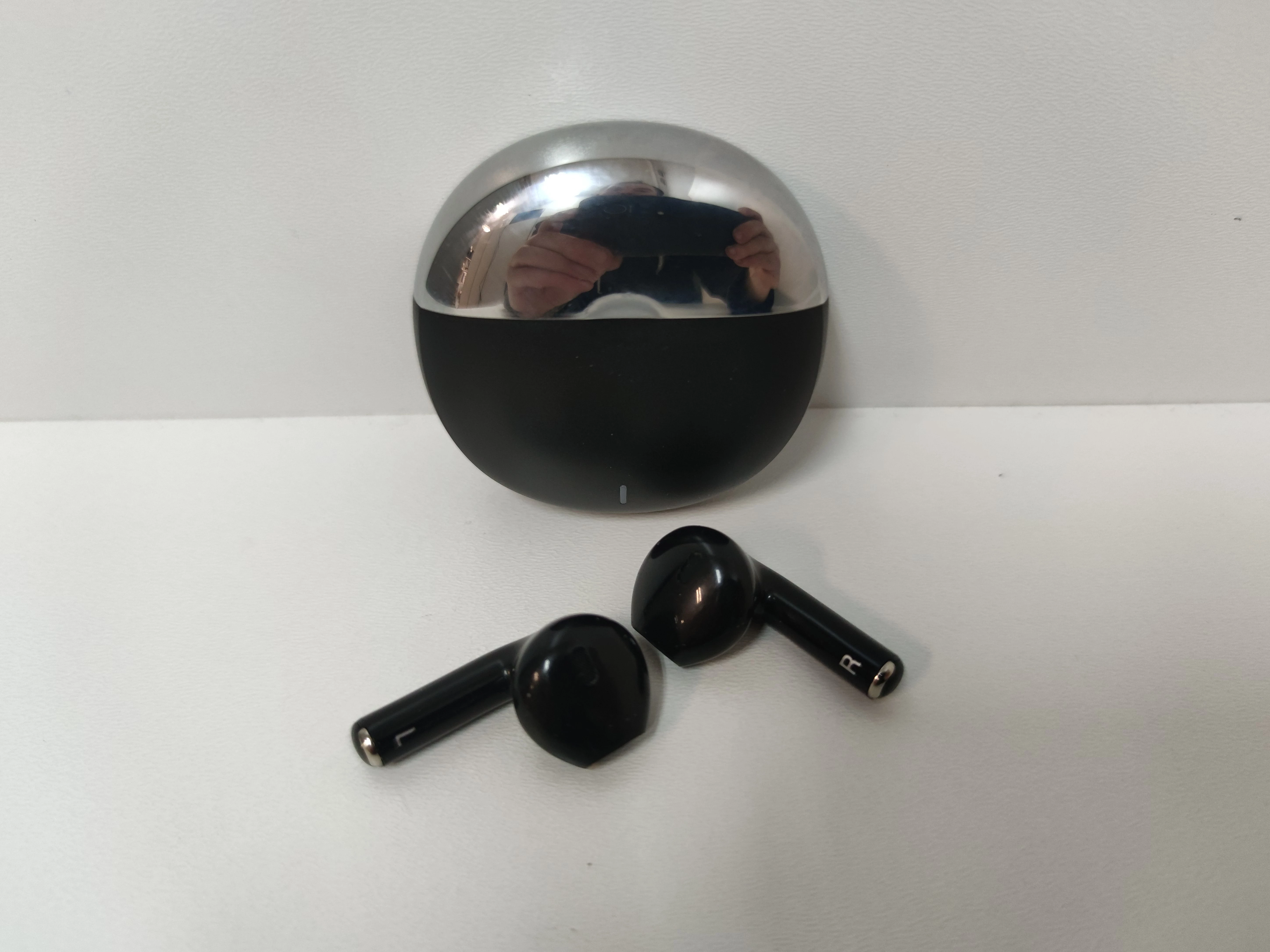 sluchawki-bezprzewodowe-douszne-tws-ly01-stan-11323-2