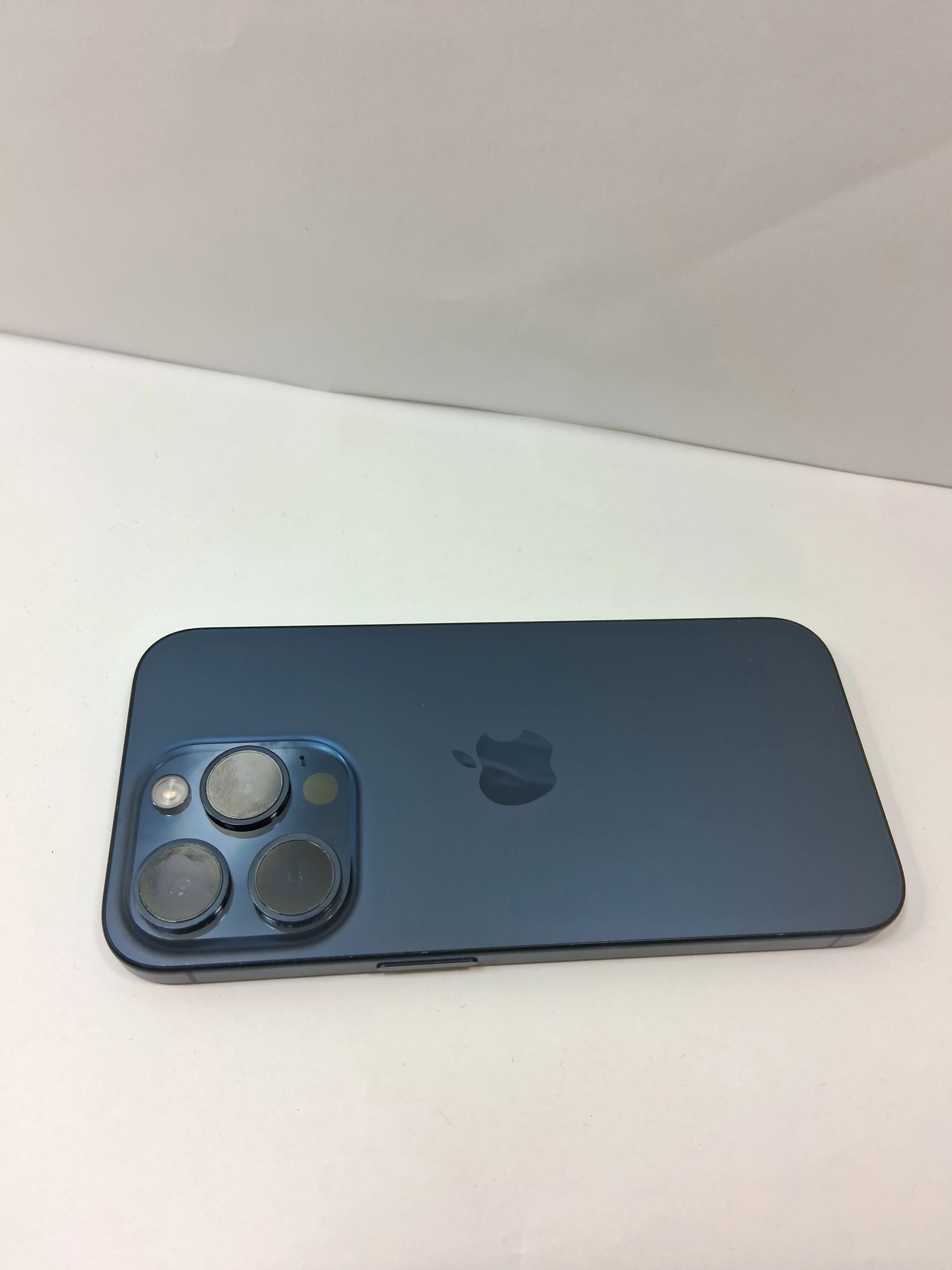 telefon-iphone-15-pro-128gb-90-przekatna-ekranu-610