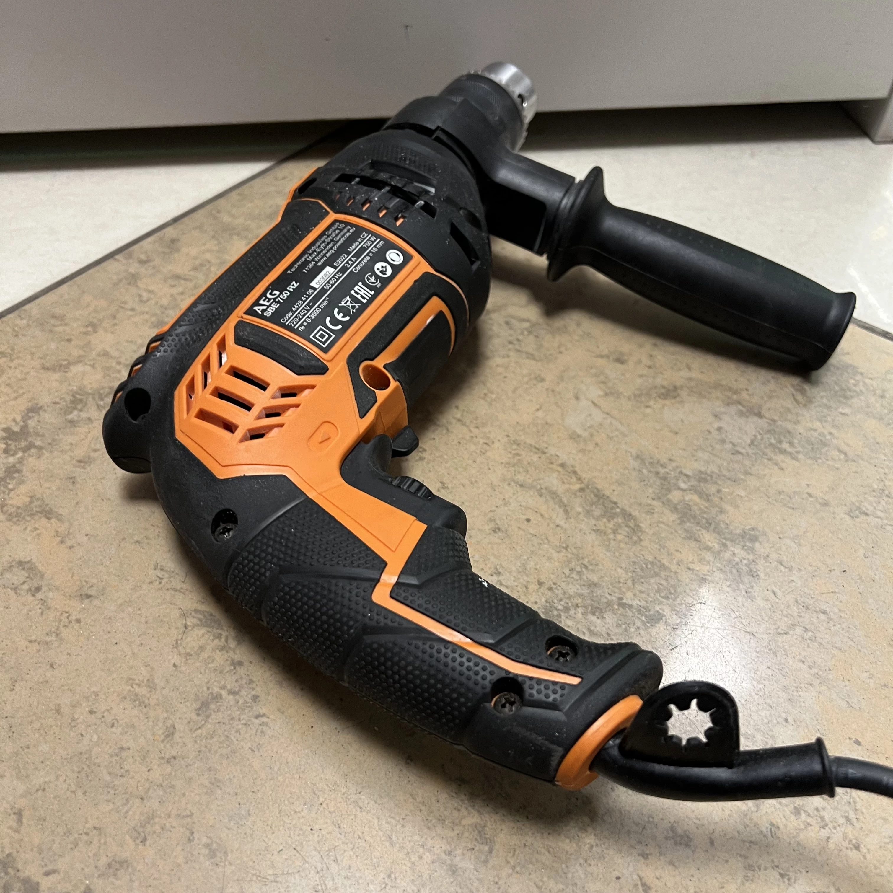 wiertarka-udarowa-aeg-sbe-750-zestaw-waga-wiertarki-190