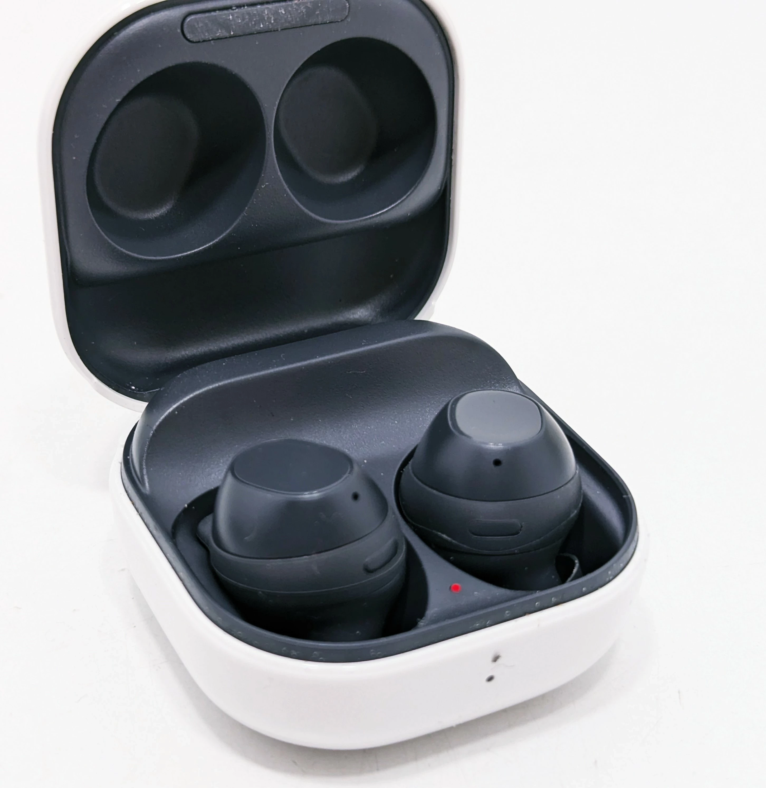 sluchawki-bezprzewodowe-samsung-buds-fe-w-etui-trocka-11-warszawa