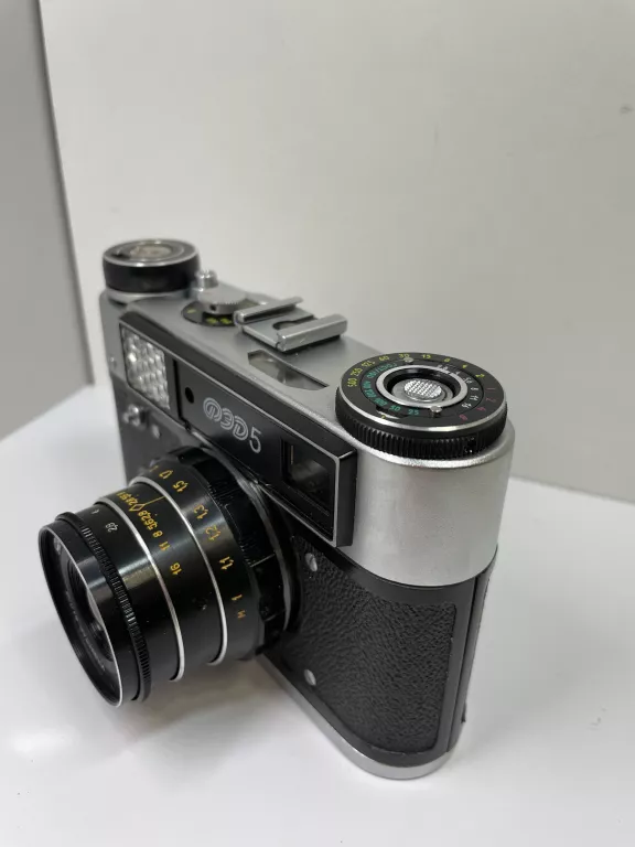 aparat-analogowy-fed-5-obiektyw-ifuteral-model-fed-5b