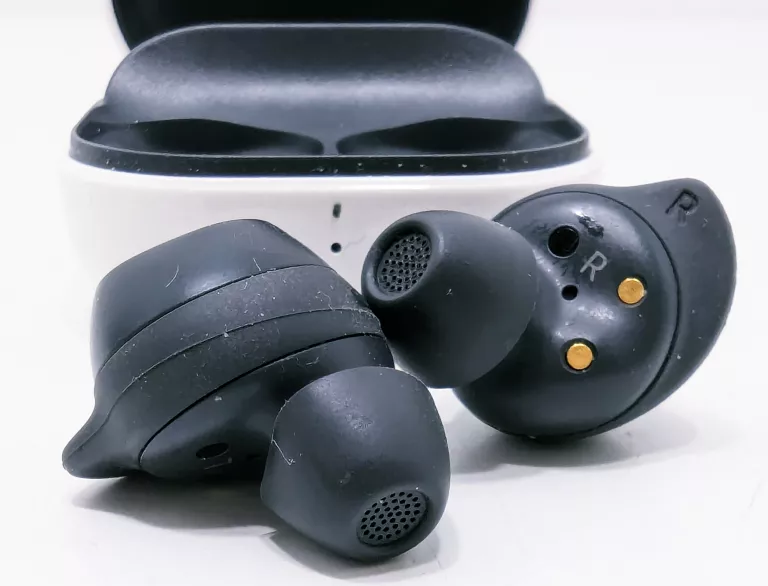 sluchawki-bezprzewodowe-samsung-buds-fe-w-etui-ean-gtin-8806095221625