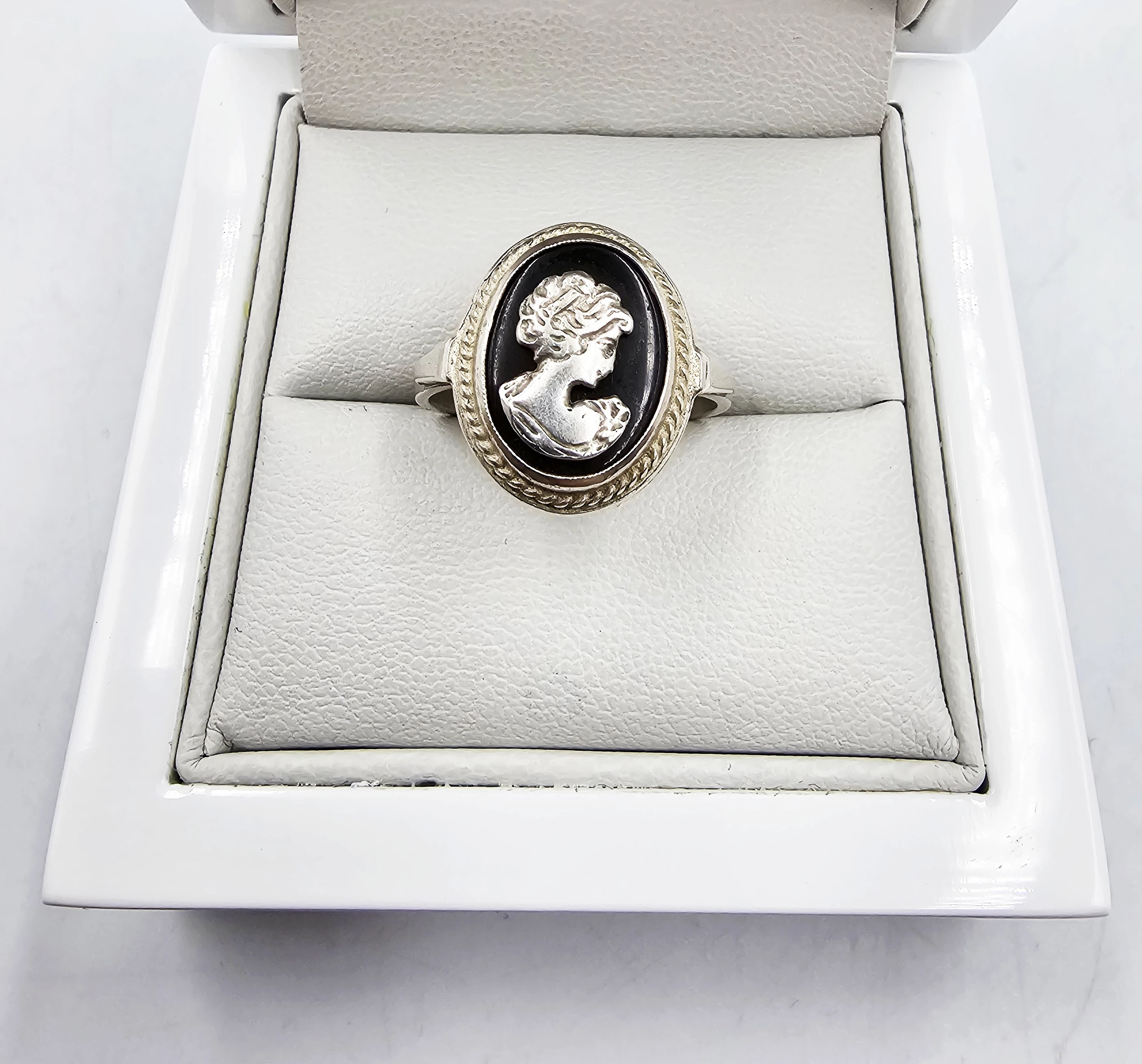 stary-srebrny-pierscionek-z-dama-kameliowa-sygnowany-396gr-p925-powstancow-slaskich-122-wroclaw