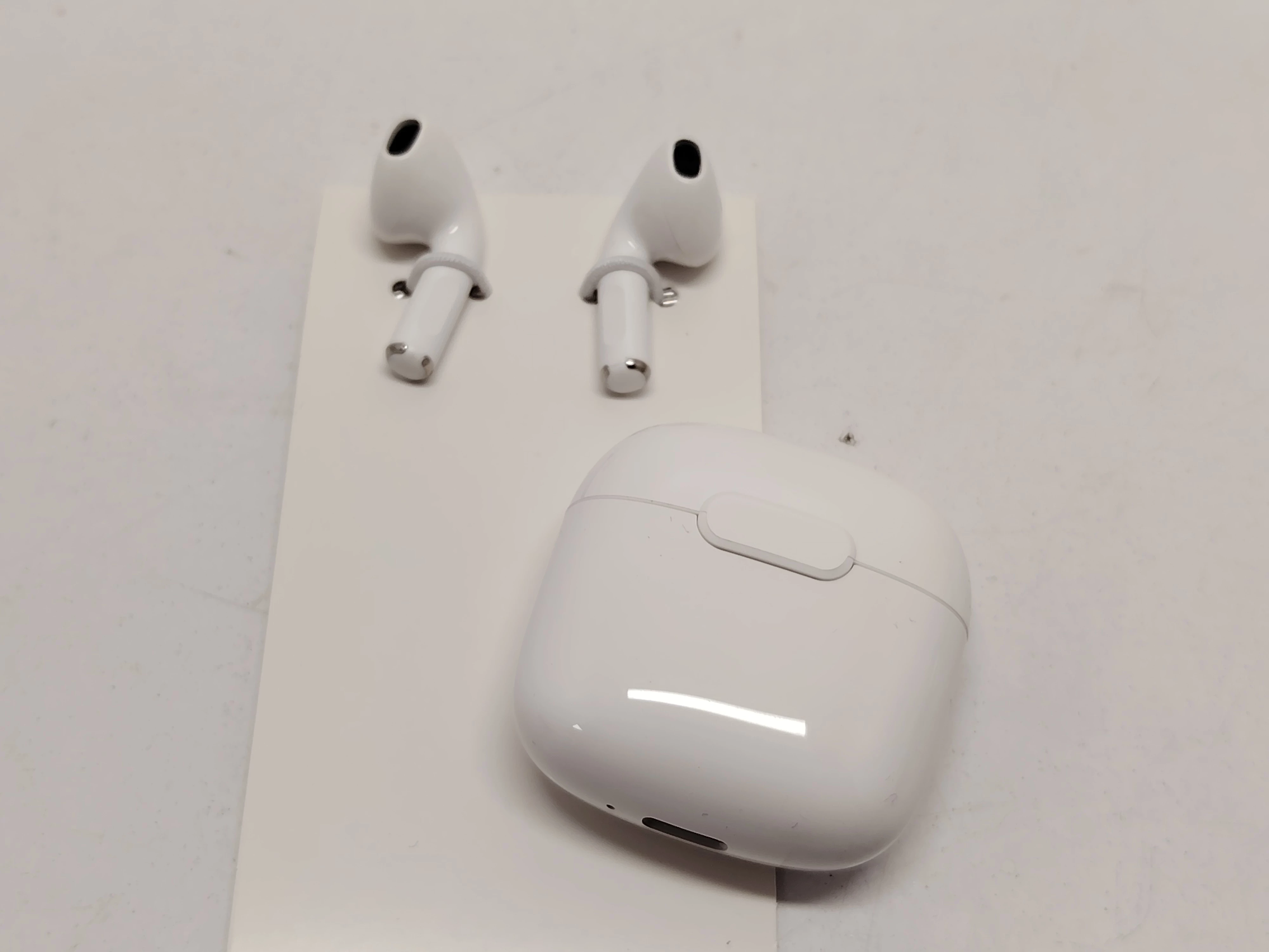 sluchawki-bezprzewodowe-biale-boh-warszawy-69-bartoszyce