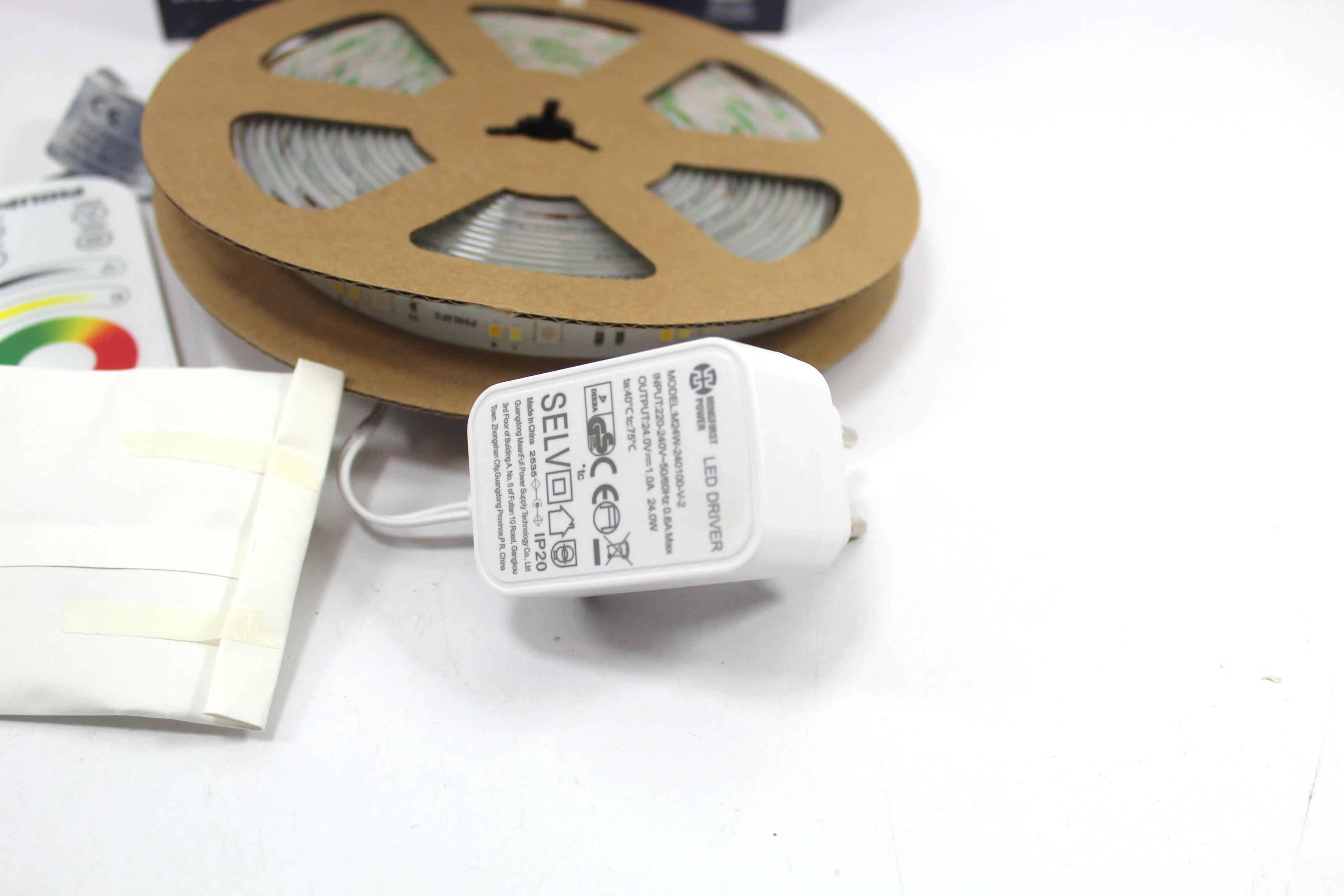 tasma-led-5m-philips-pilot-24w-1500lm-90ledm-rgbic-multicolor-ean-gtin-8720169361669