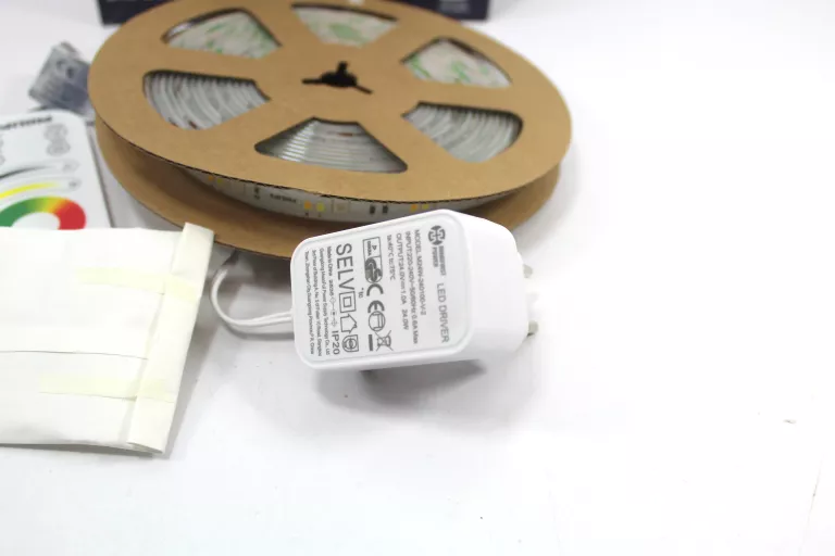 tasma-led-5m-philips-pilot-24w-1500lm-90ledm-rgbic-multicolor-ean-gtin-8720169361669