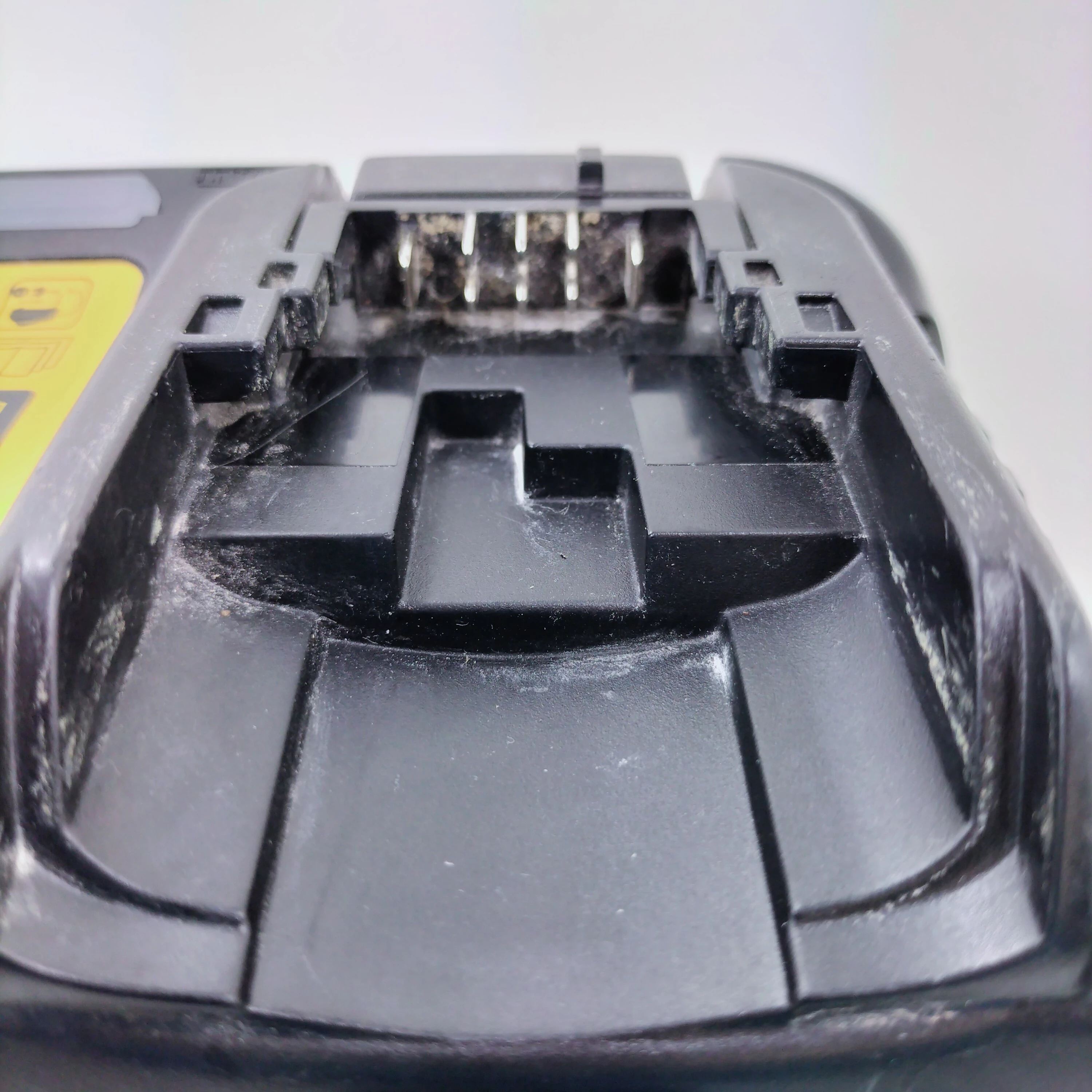 ladowarka-dewalt-dcb1104-okazja-ean-gtin-5035048752319