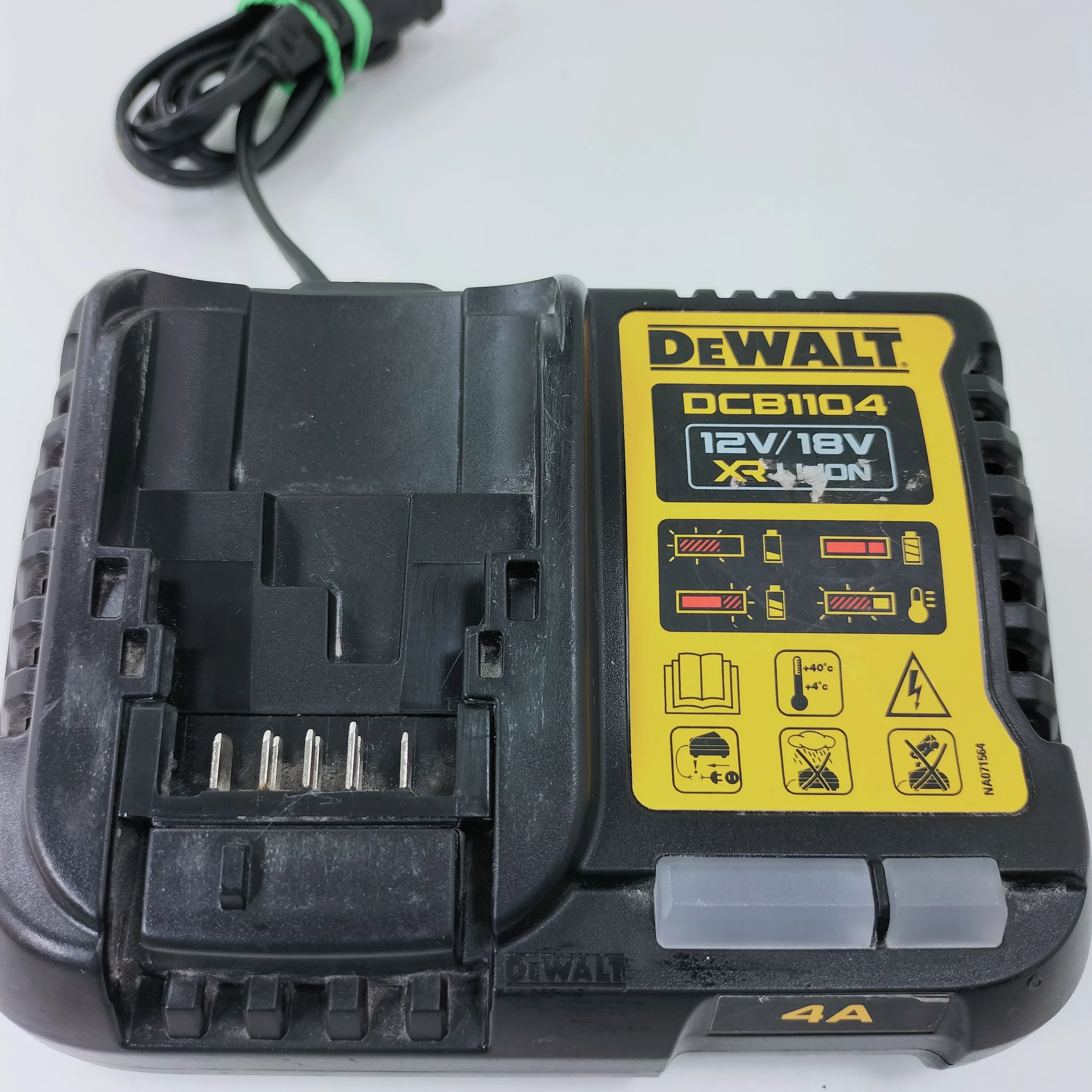 ladowarka-dewalt-dcb1104-okazja-1-maja-191-bialogard