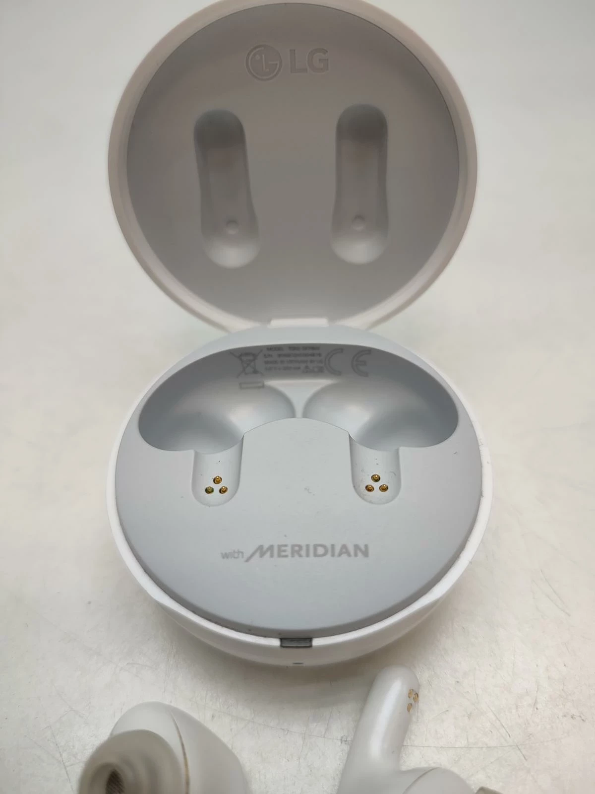 sluchawki-bezprzewodowe-lg-tone-fp8-stan-11323-2