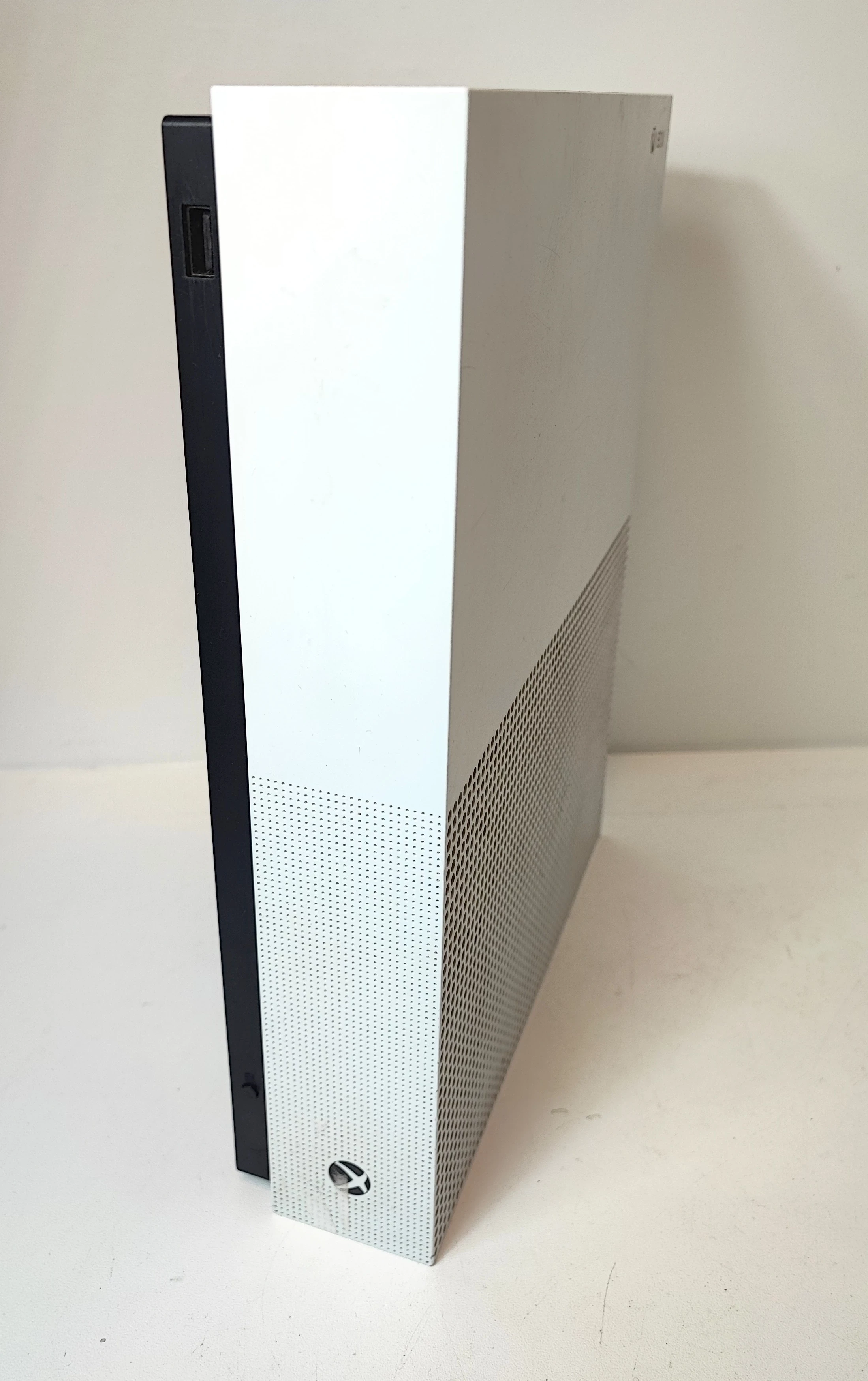 konsola-xbox-one-s-all-digital-edition-1-tb-bialy-stan-11323-2