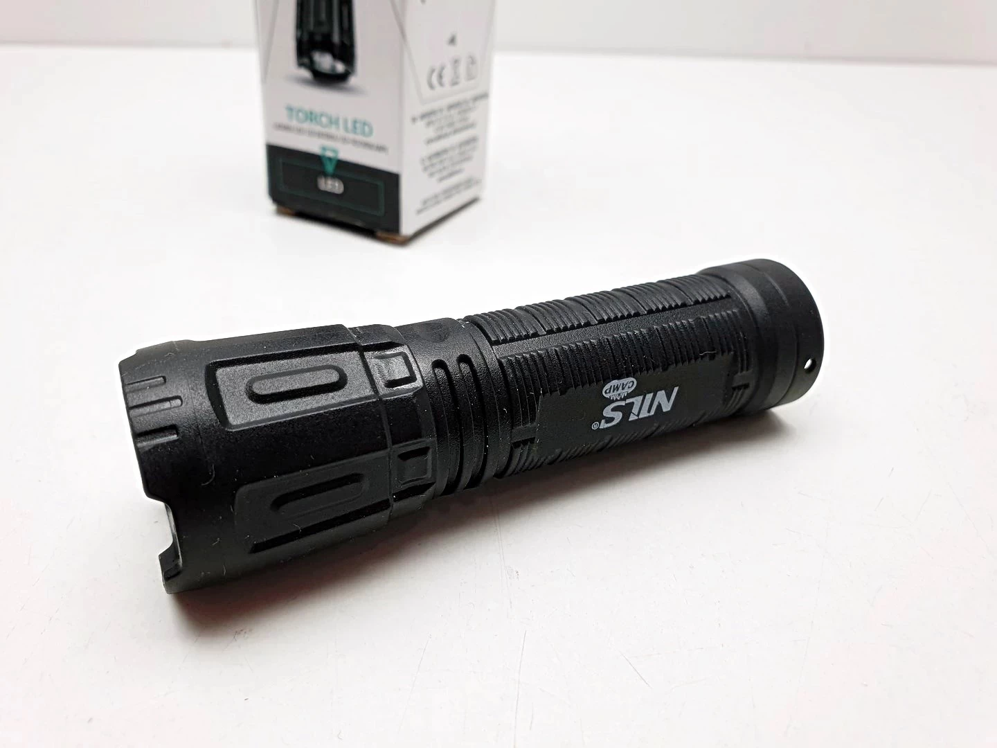 wodoodporna-klasyczna-latarka-turystyczna-z-akumulatorem-ipx5-180-lm-nils-stan-11323-2