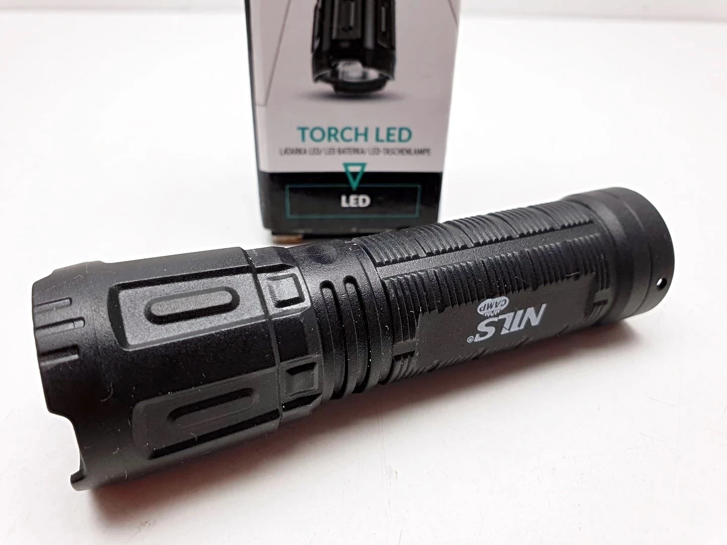 wodoodporna-klasyczna-latarka-turystyczna-z-akumulatorem-ipx5-180-lm-nils-rodzaj-16428-2