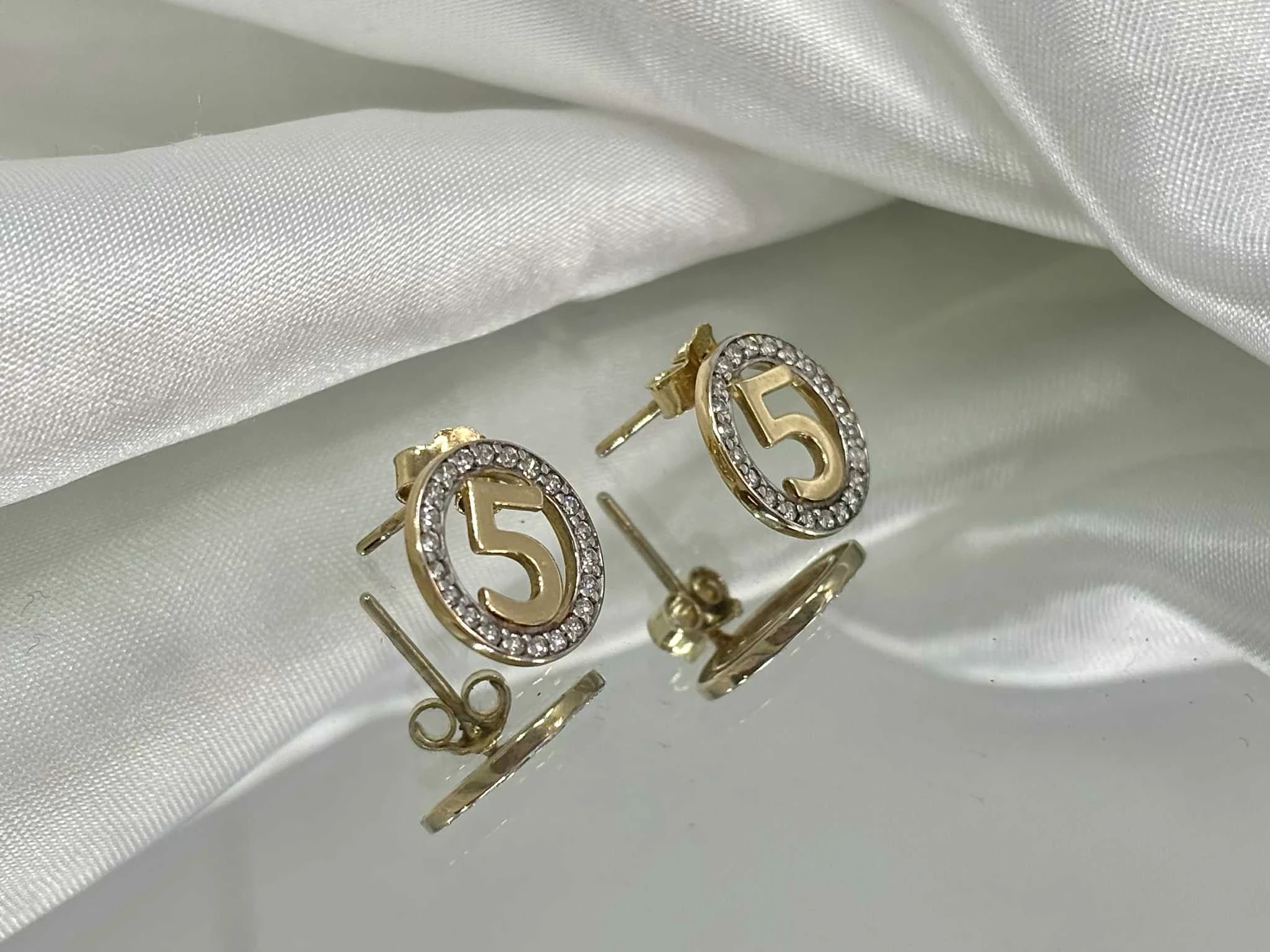 drobne-zlote-kolczyki-cyfra-5-cyrkonie-p585-217g-1-cm-stan-11323-238058