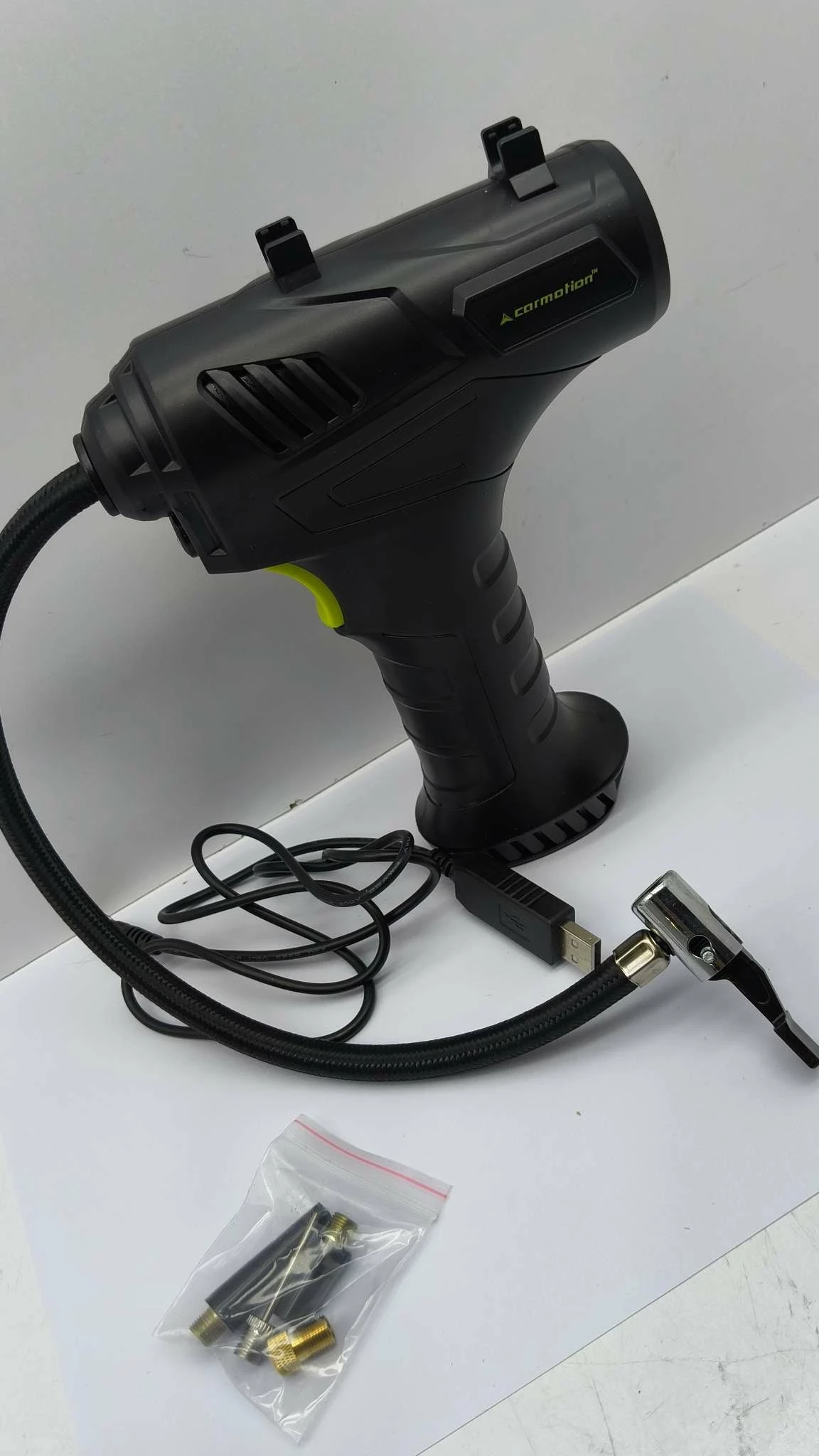 bezprzewodowy-kompresor-powietrza-pompka-z-latarka-led-adaptery-marka-248811-1105062