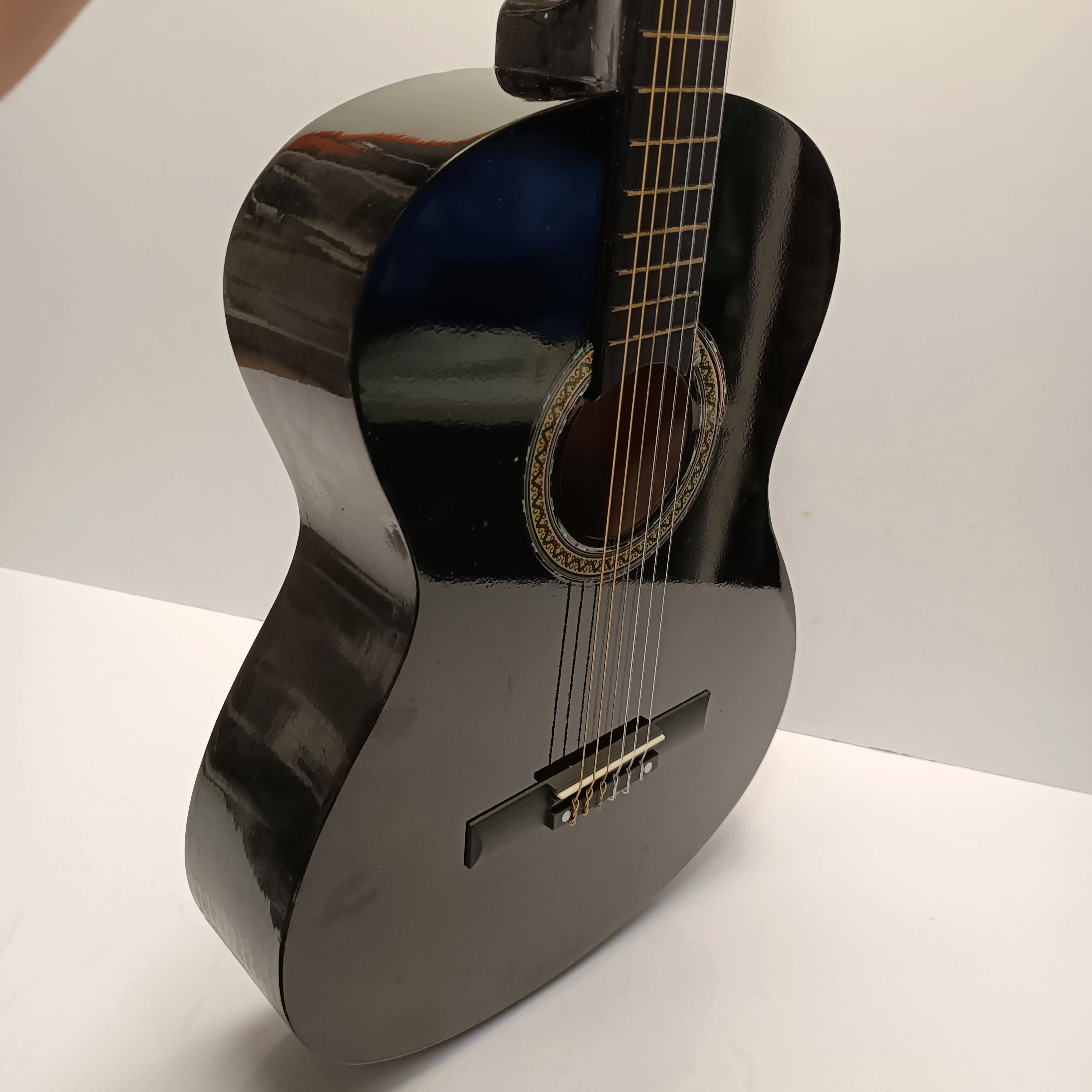 czarna-gitara-klasyczna-osiedle-teatralne-3u15-krakow