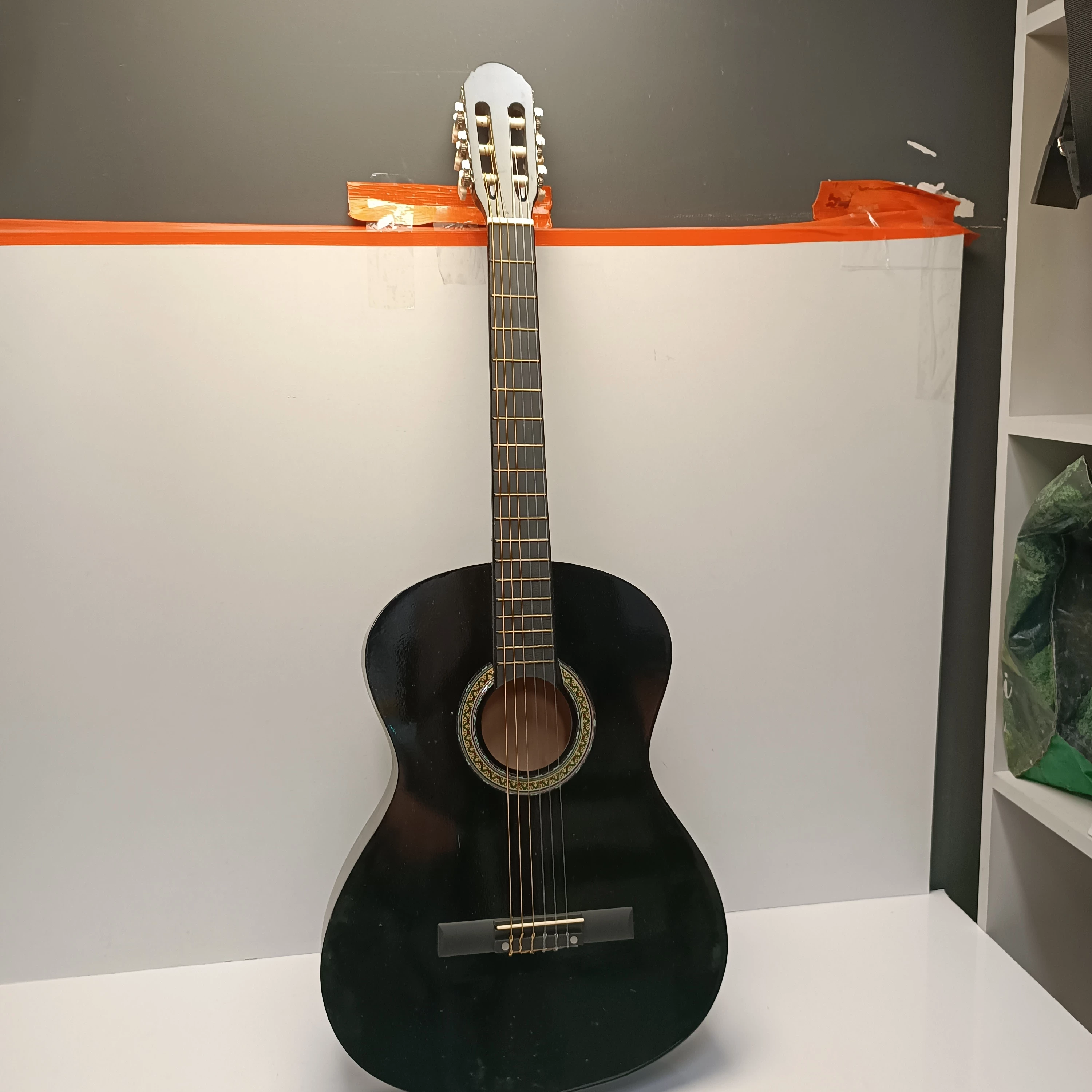 czarna-gitara-klasyczna-osiedle-teatralne-3u15-krakow