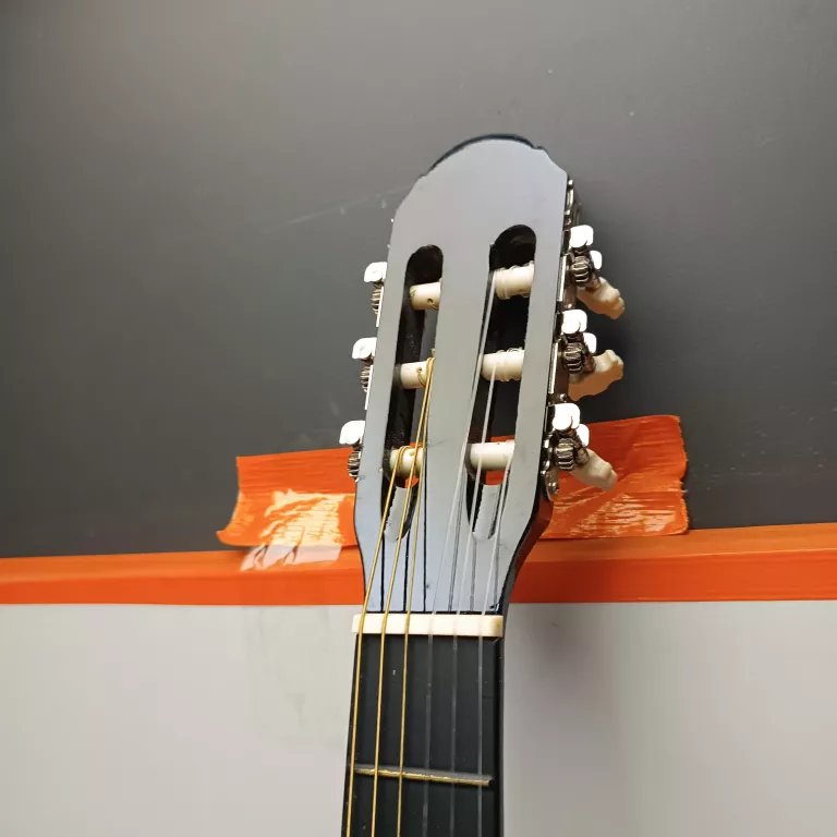 czarna-gitara-klasyczna-kolor-249512-1647413