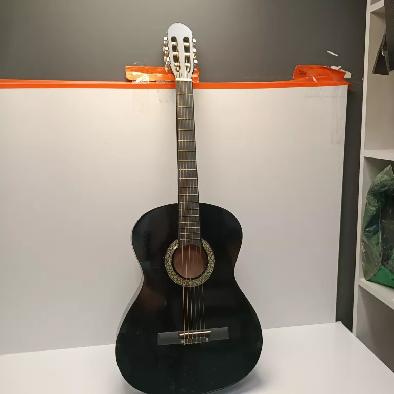 czarna-gitara-klasyczna-osiedle-teatralne-3u15-krakow