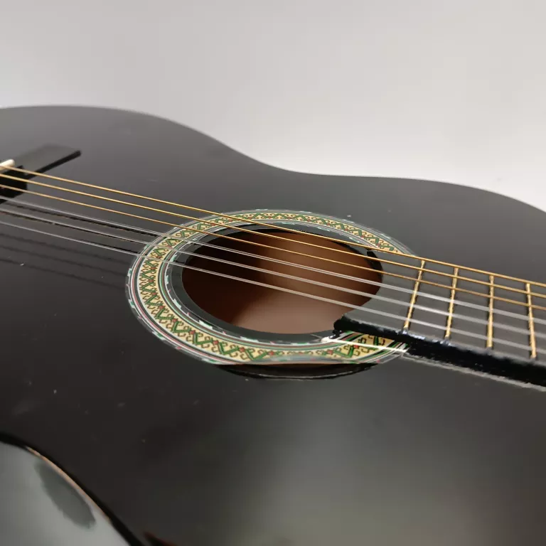 czarna-gitara-klasyczna-marka-248811-958954