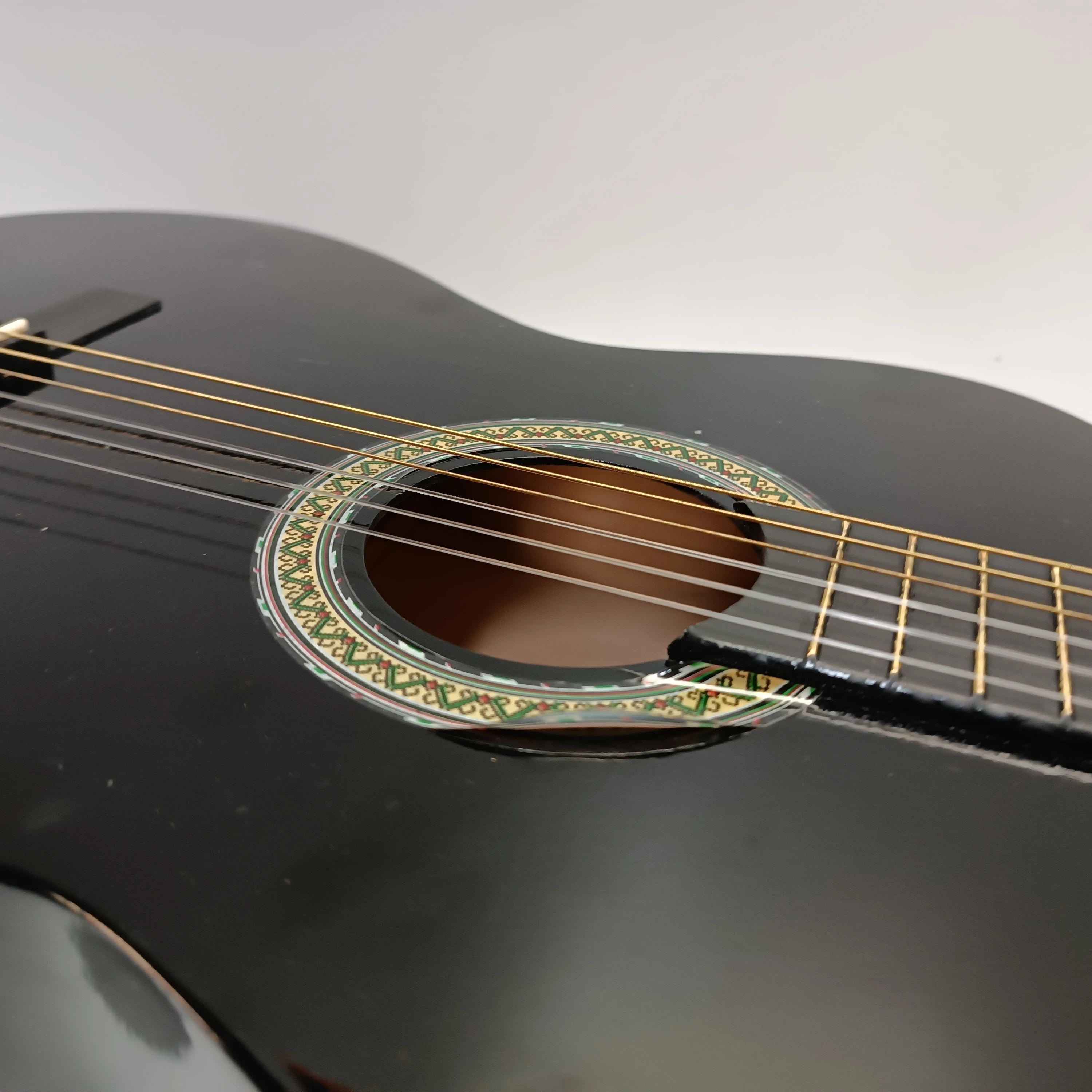 czarna-gitara-klasyczna-marka-248811-958954