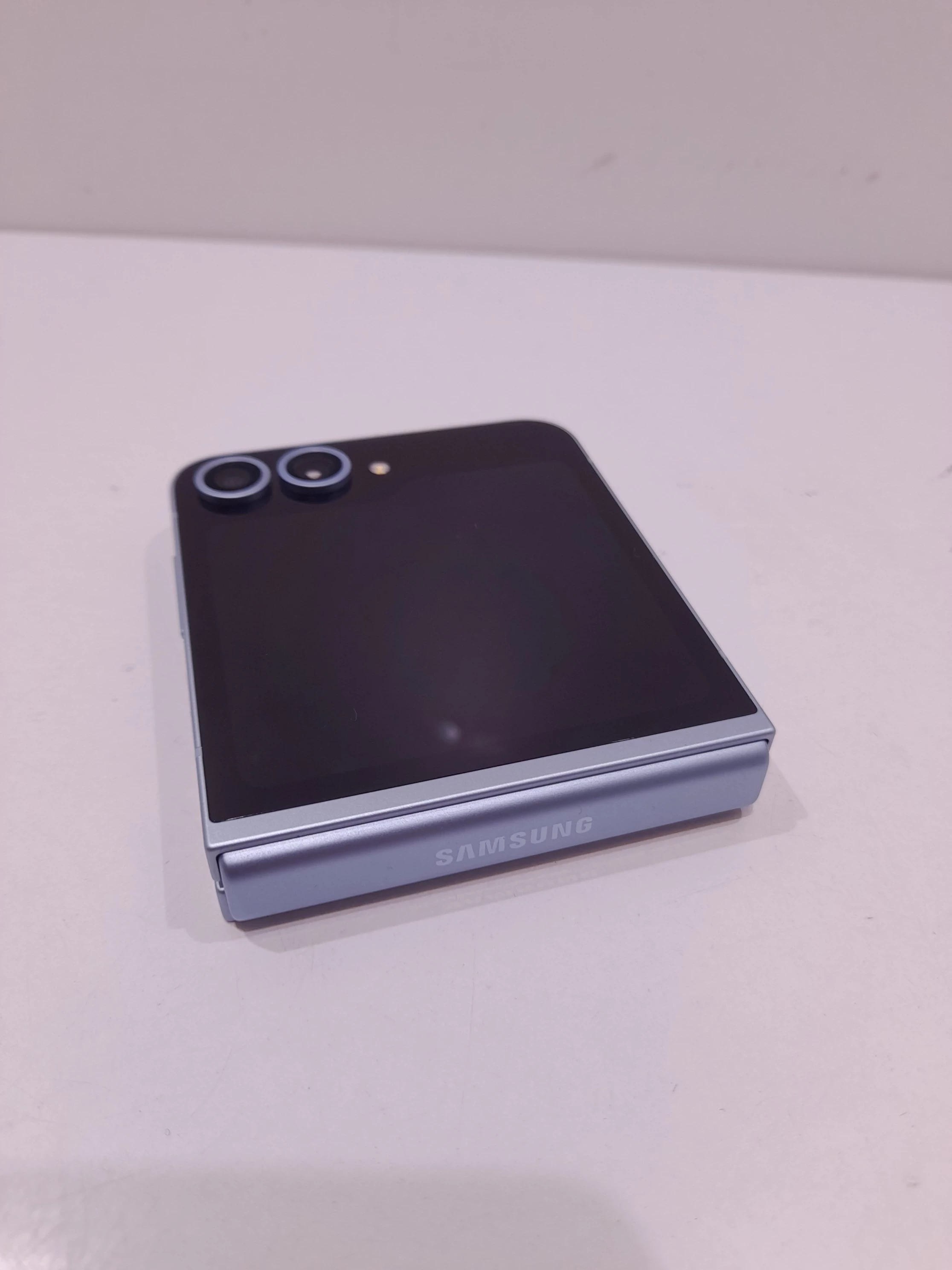 telefon-samsung-galaxy-z-flip-6-przekatna-ekranu-670