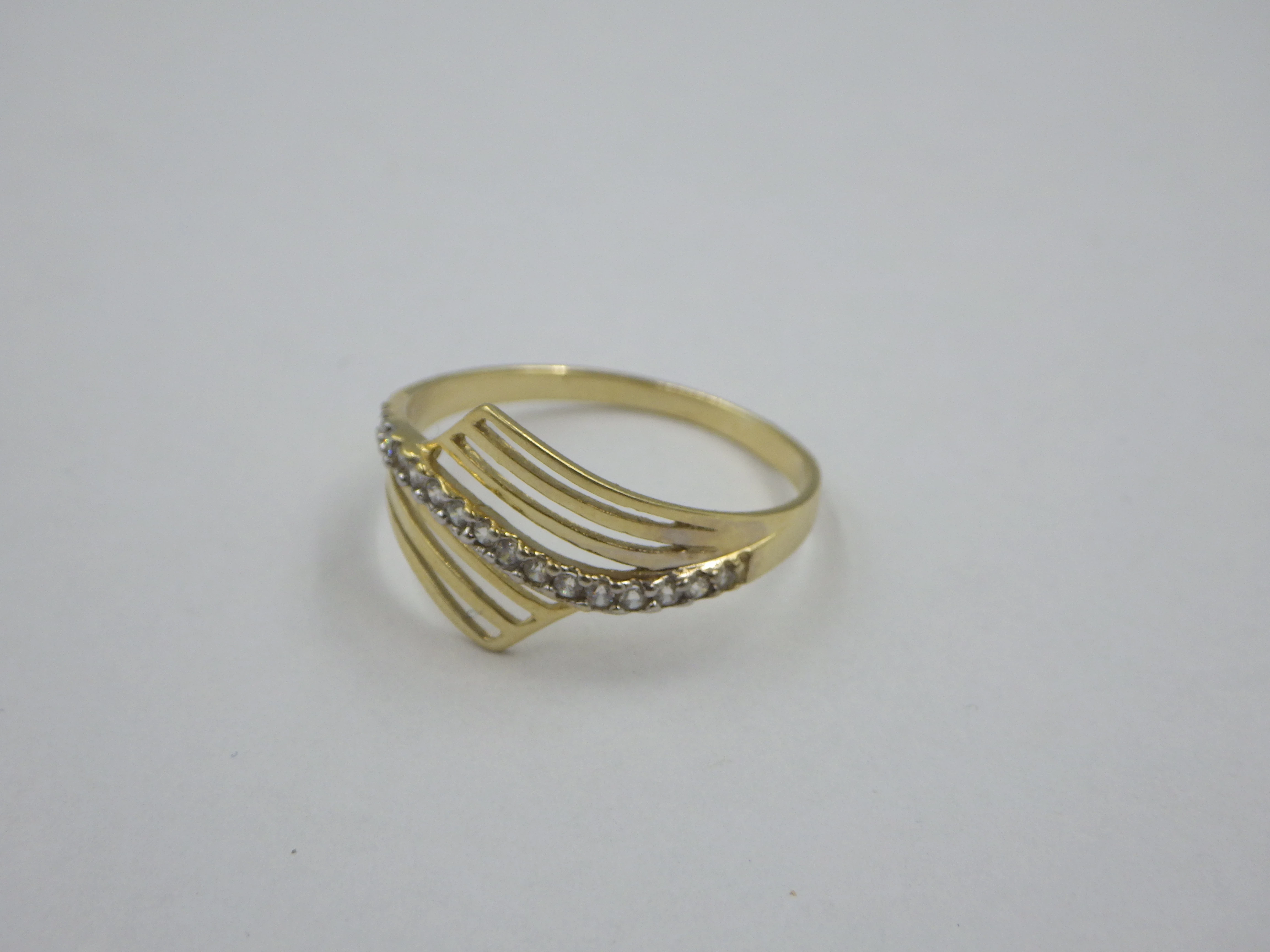 pierscionek-z-cyrkoniami-zloto-375-164g-r20-material-15835-2