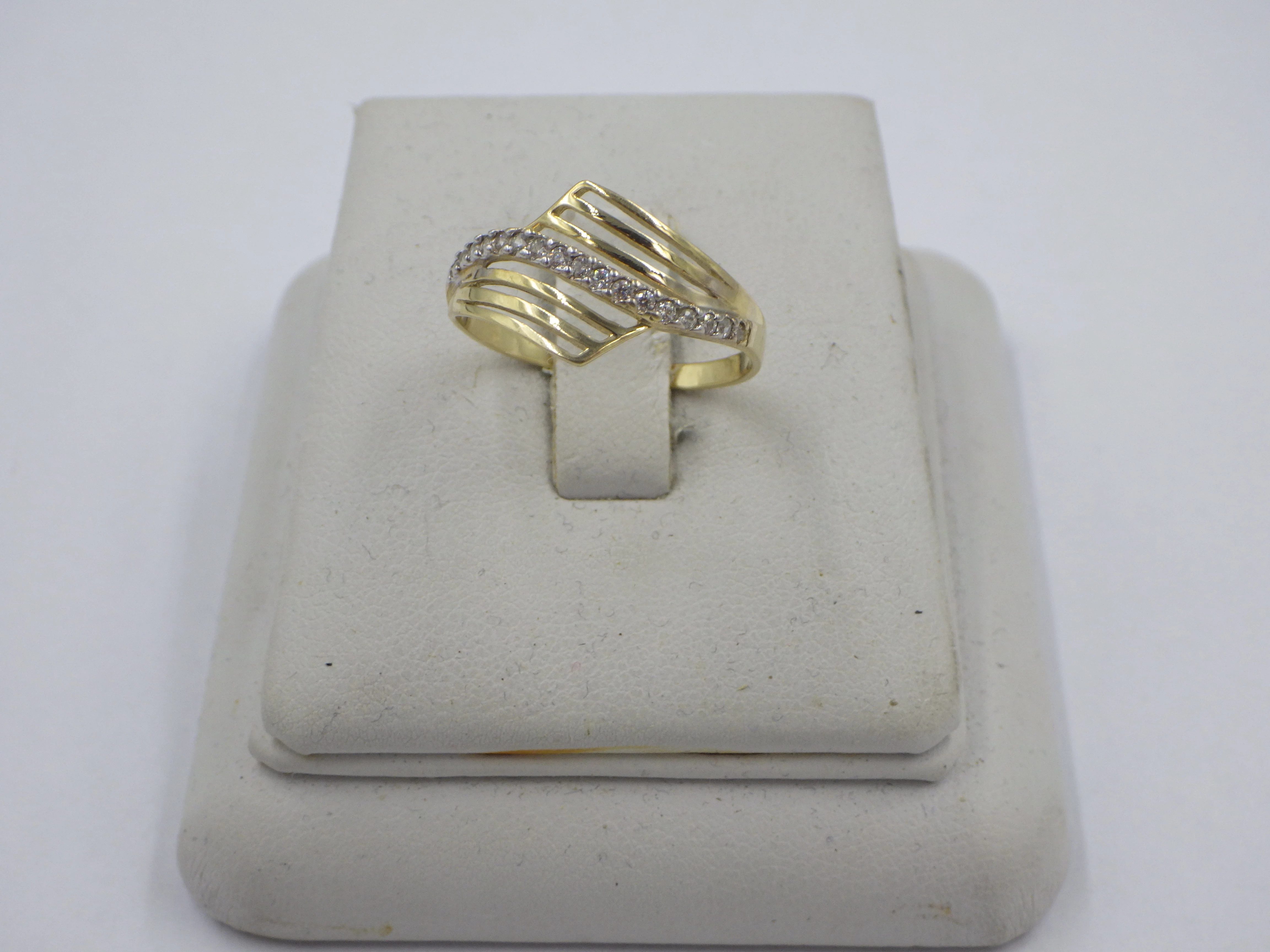 pierscionek-z-cyrkoniami-zloto-375-164g-r20-stan-11323-2