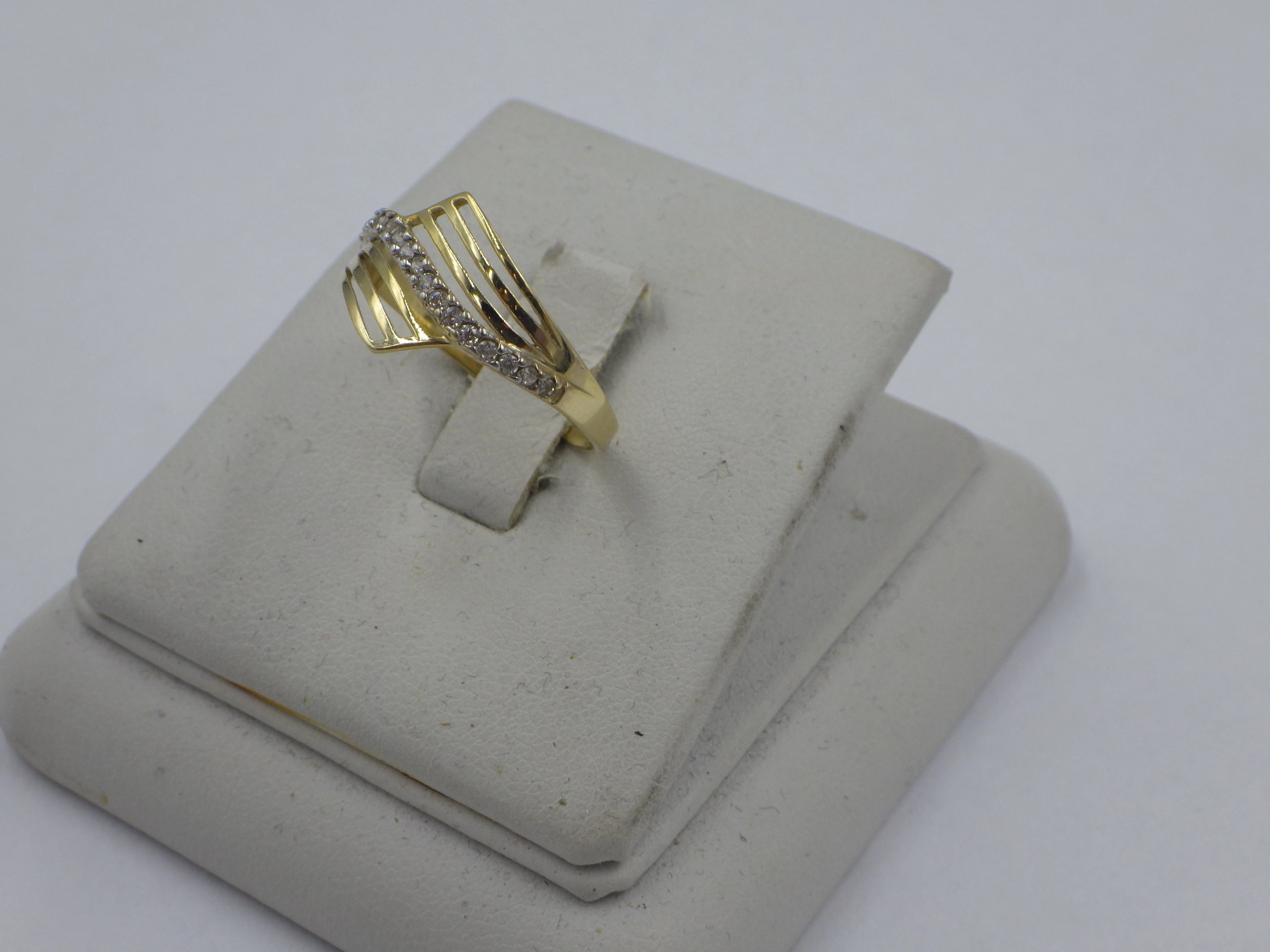 pierscionek-z-cyrkoniami-zloto-375-164g-r20-kamien-17088-128