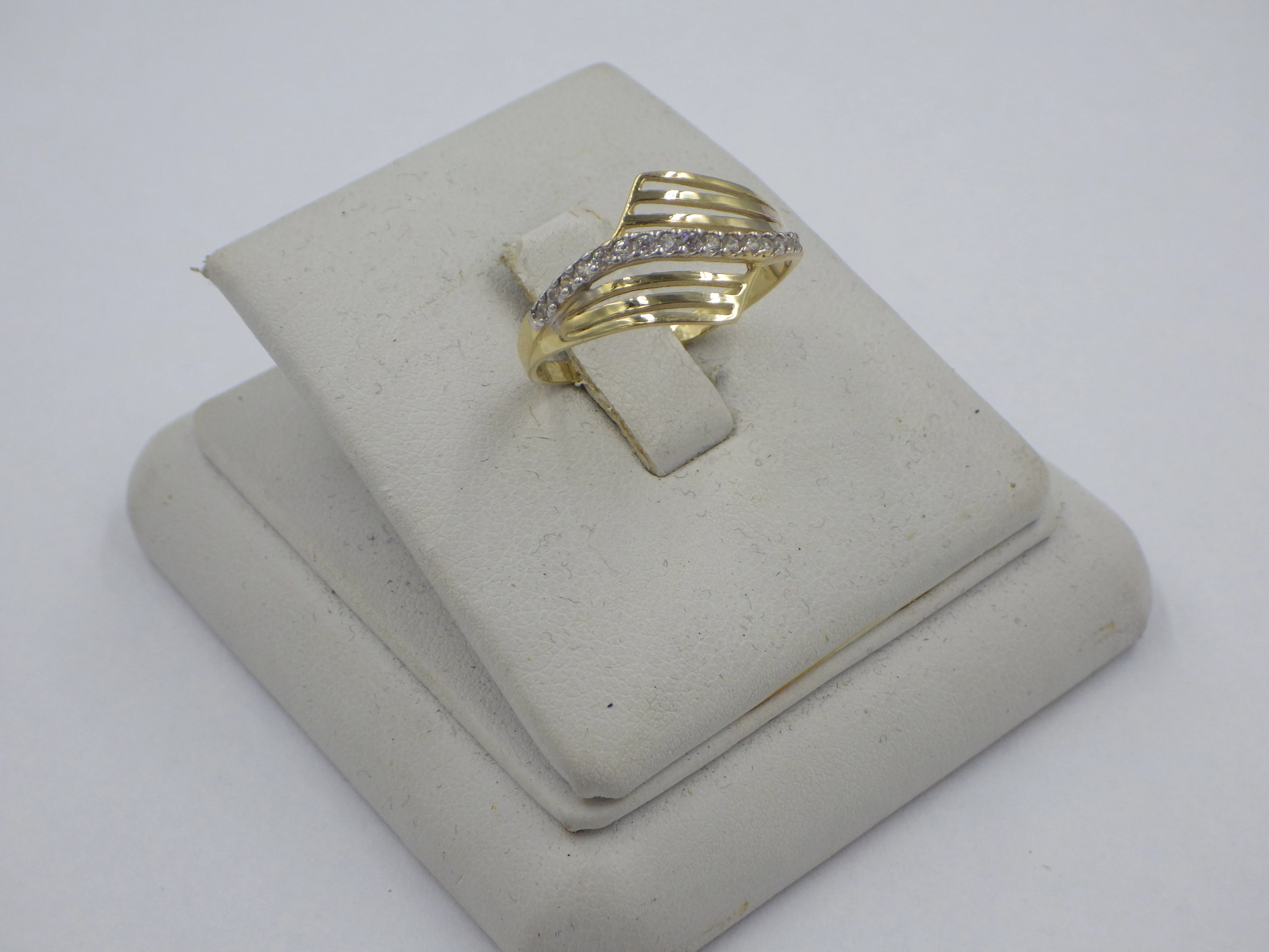 pierscionek-z-cyrkoniami-zloto-375-164g-r20-rodzaj-2205-16