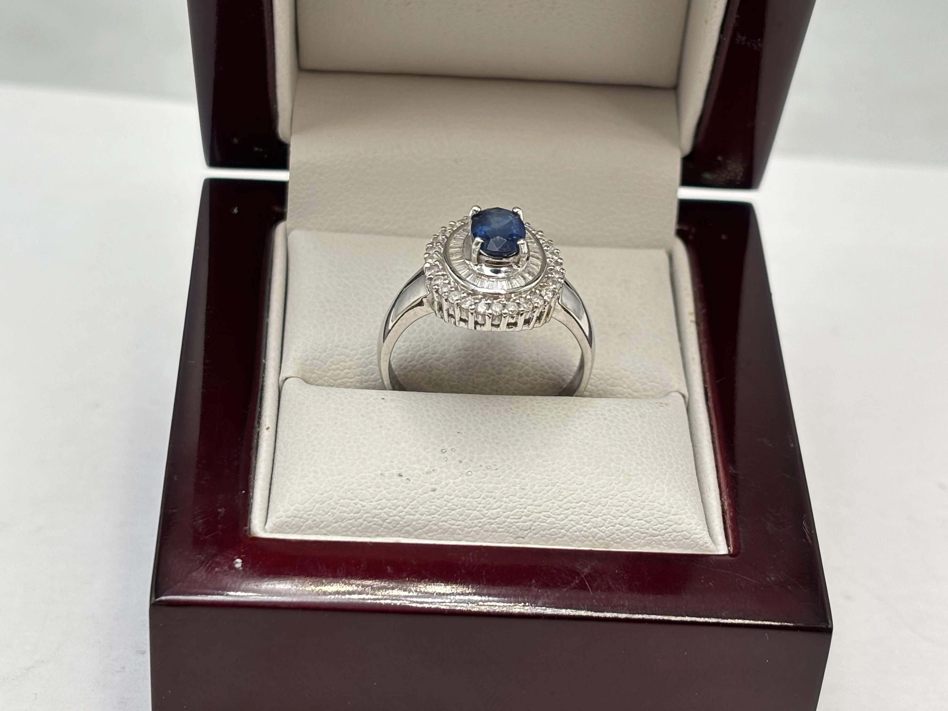 zloty-pierscionek-diamenty-szafir-18k-750-kamien-17088-8388608