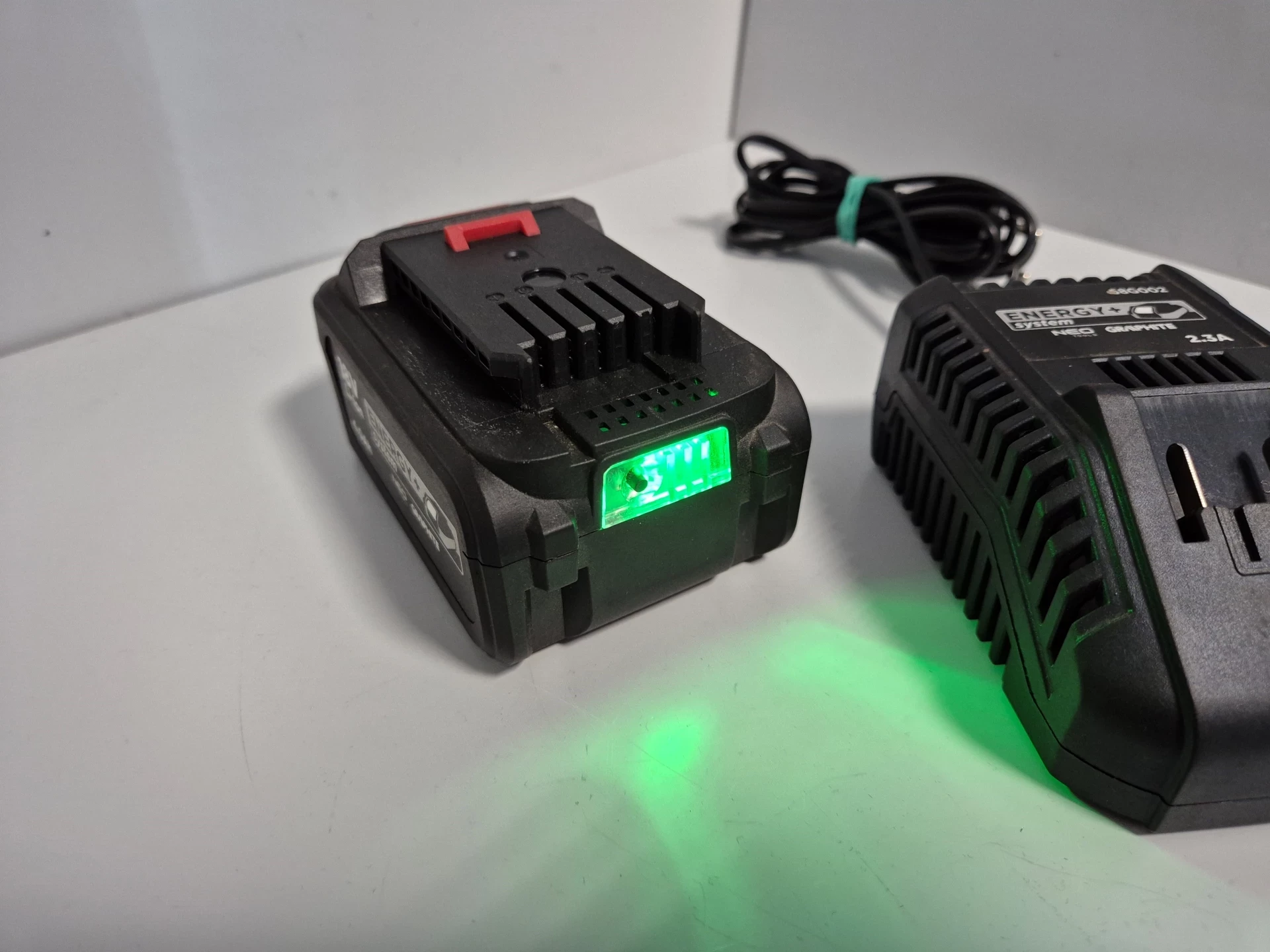 graphite-akumulator-40ah-18v-ladowarka-energy-58ge132-waga-produktu-z-opakowaniem-jednostkowym-2000