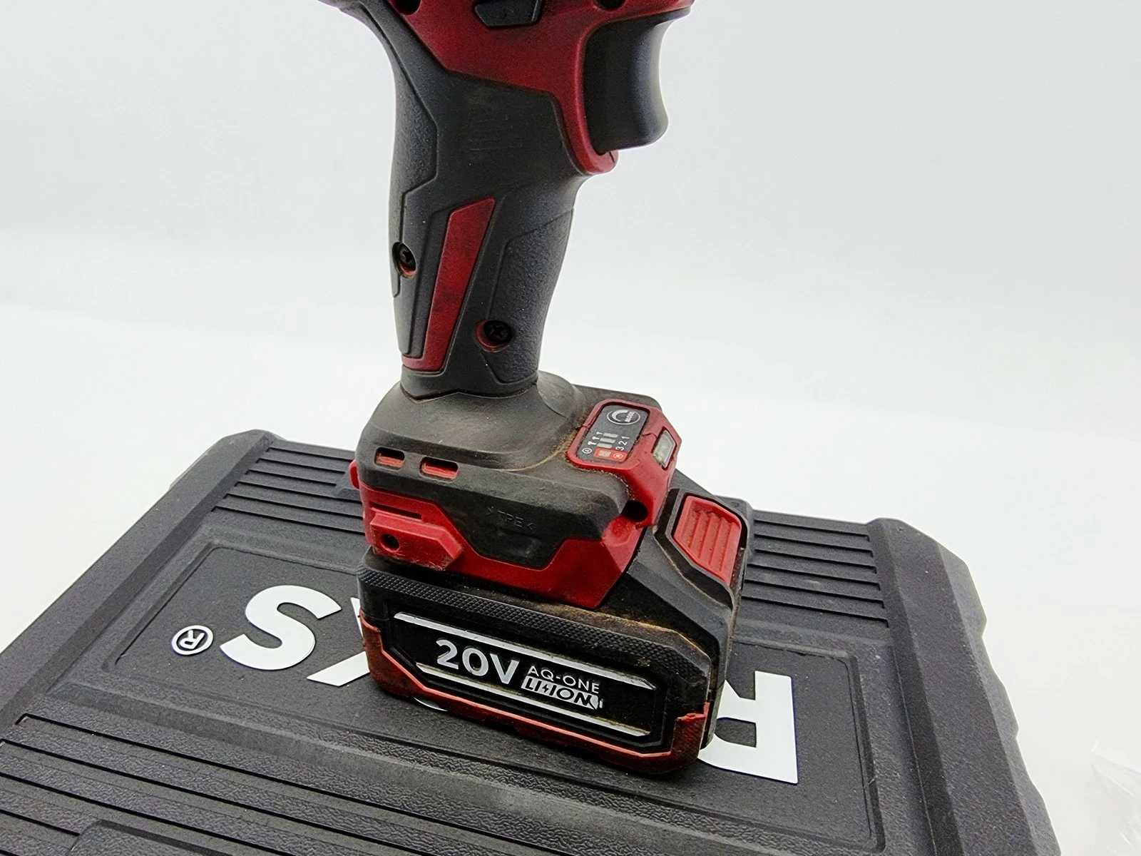 ok-034317-klucz-udarowy-750-nm-kpl-z-akumulatorem-rooks-predkosc-obrotowa-240000