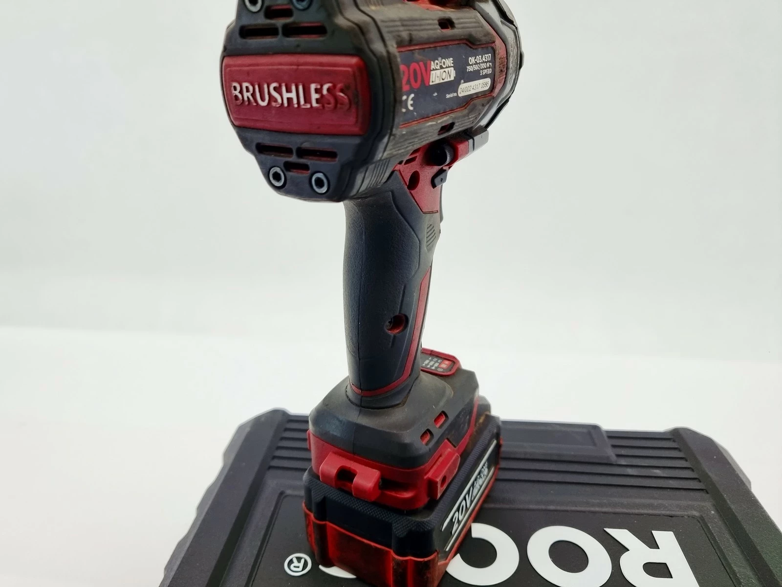 ok-034317-klucz-udarowy-750-nm-kpl-z-akumulatorem-rooks-maksymalny-moment-obrotowy-750