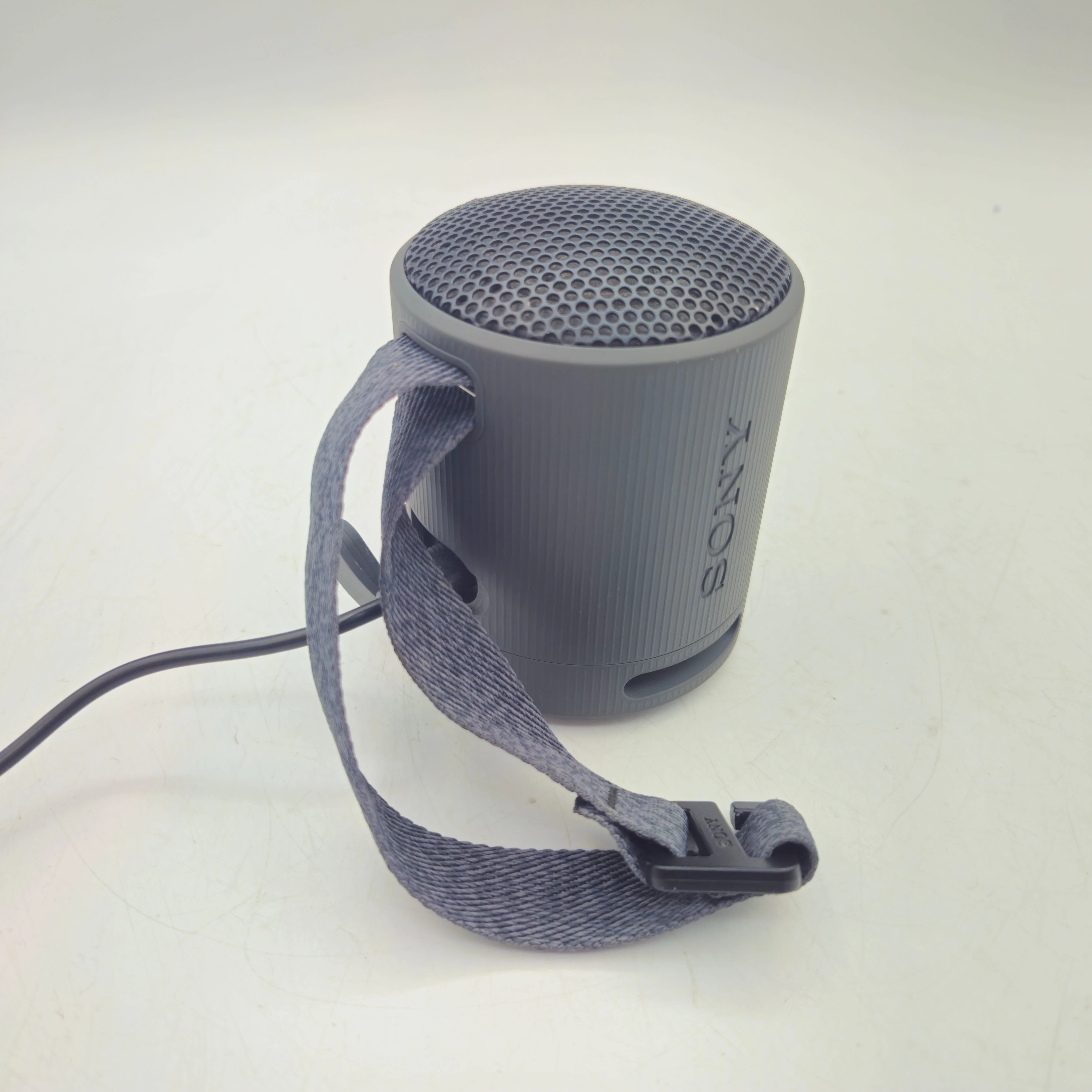 glosnik-przenosny-sony-srs-xb100-czarny-5-w-stan-11323-2