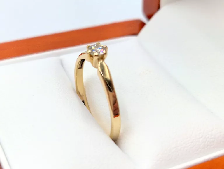 wyrob-jubilerski-uzywany-zloty-pierscionek-z-diamentem-rodzaj-2205-16