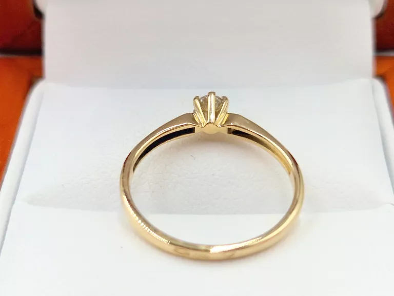 wyrob-jubilerski-uzywany-zloty-pierscionek-z-diamentem-material-15835-2