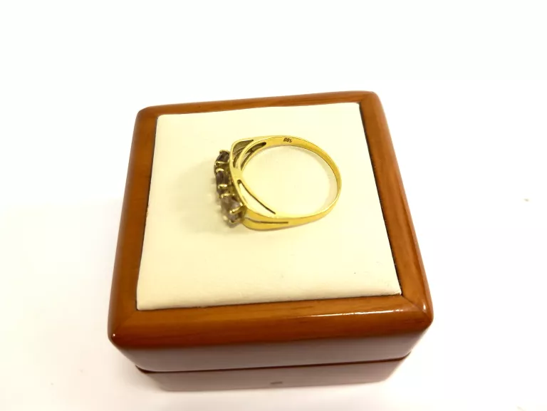 uroczy-zloty-pierscionek-z-trzema-oczkami-pr-585-r19-sliczny-material-dominujacy-223721-131072