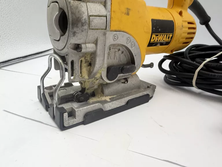 wyrzynarka-dewalt-dw331-mocowanie-brzeszczotu-205041-222249