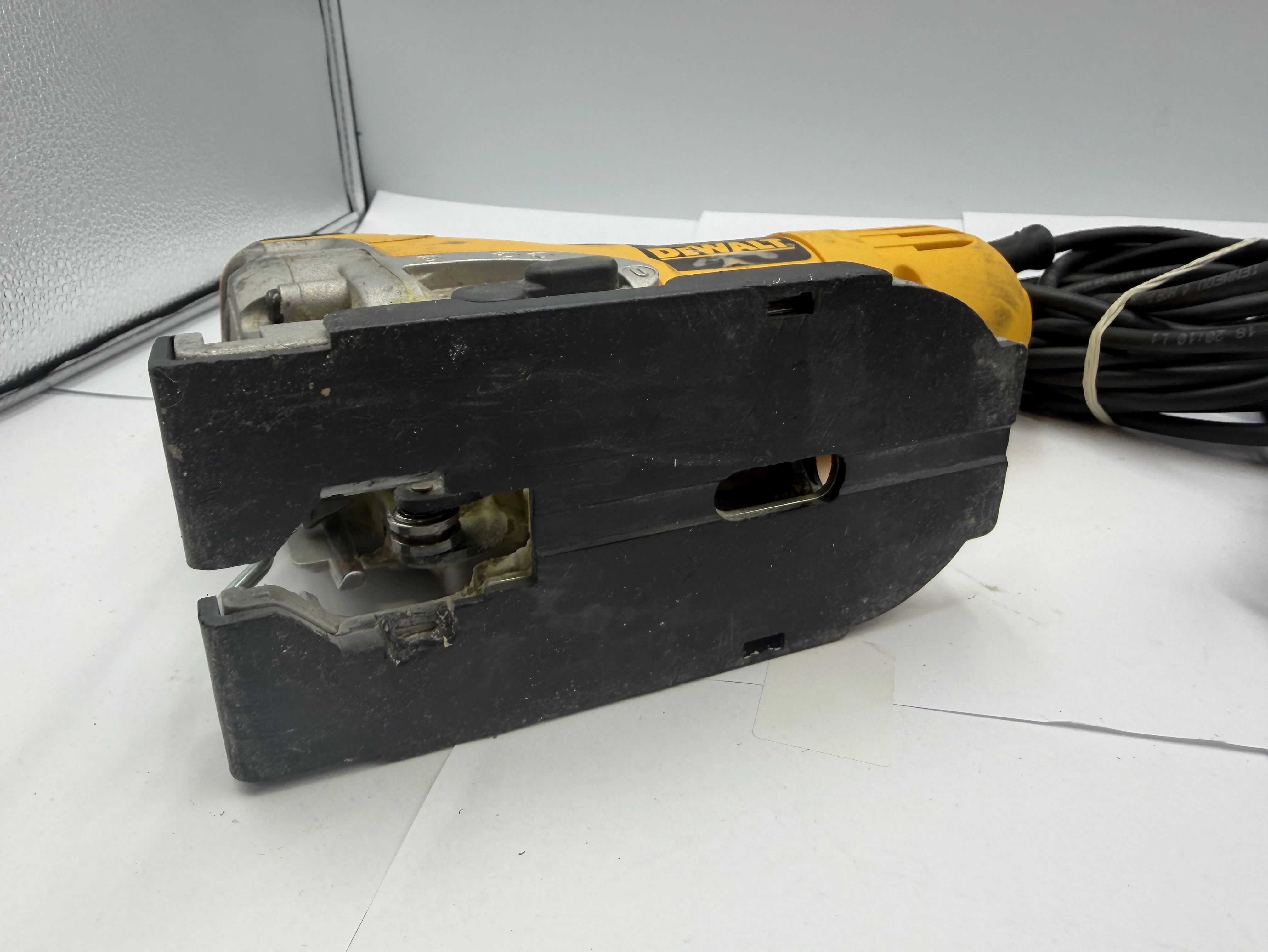 wyrzynarka-dewalt-dw331-stan-11323-2