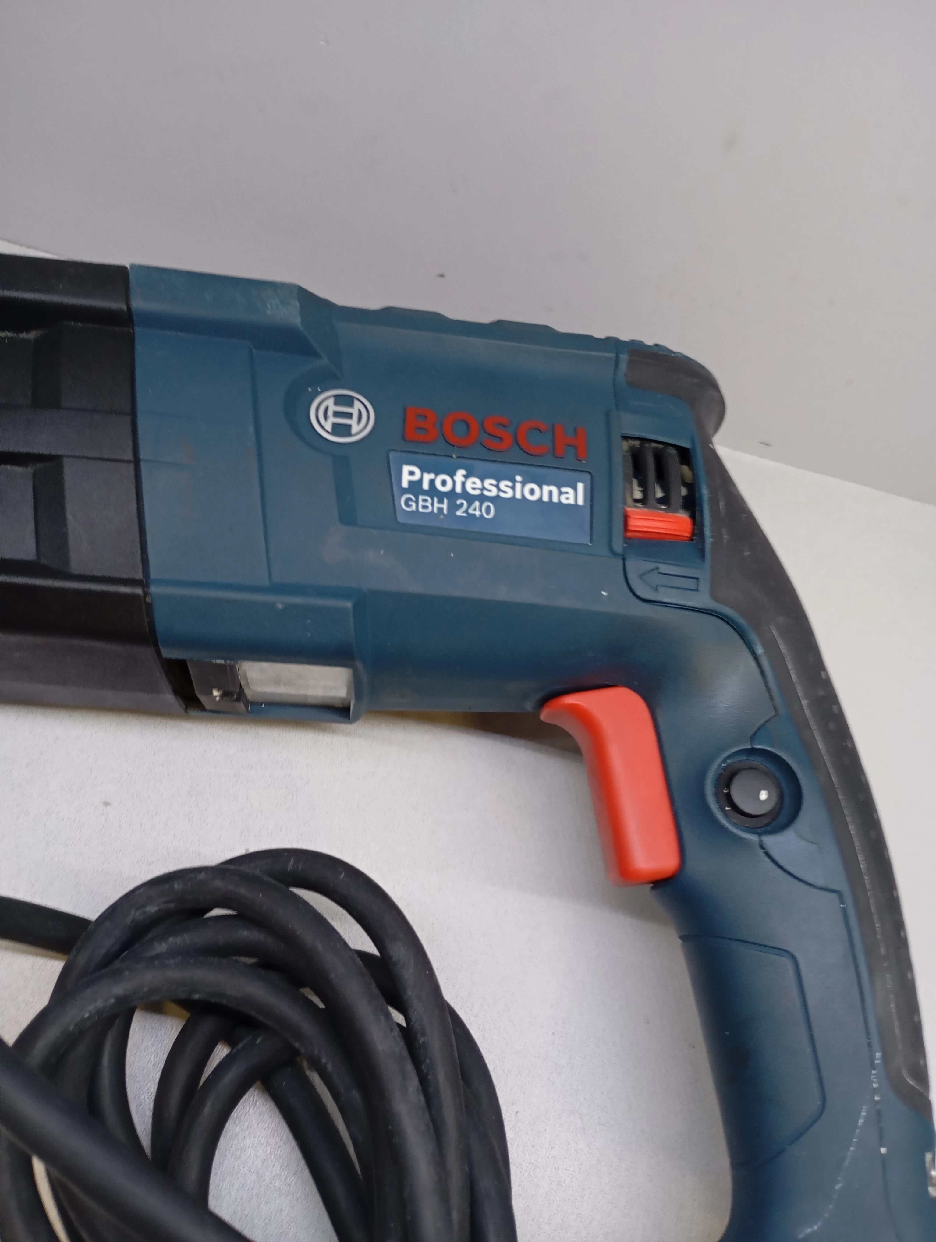 mlotowiertarka-bosch-gbh-240-walizka-typ-uchwytu-128474-1