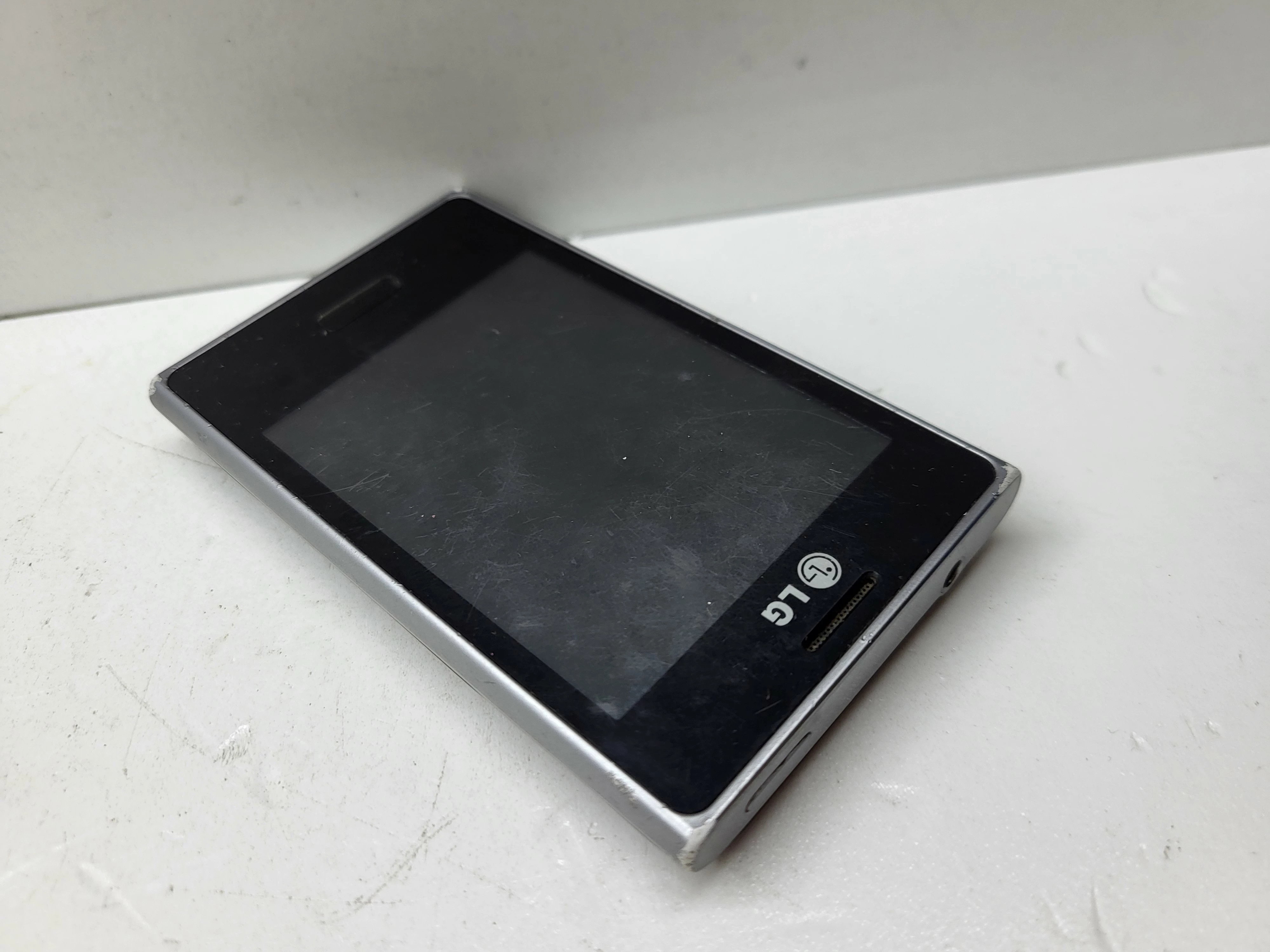 telefon-lg-l3-przekatna-ekranu-320