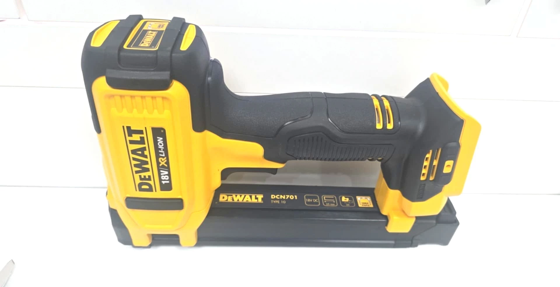 akumulatorowy-zszywacz-do-kabli-dla-elektrykow-dcn701n-dewalt-minimalna-dlugosc-zszywek-17