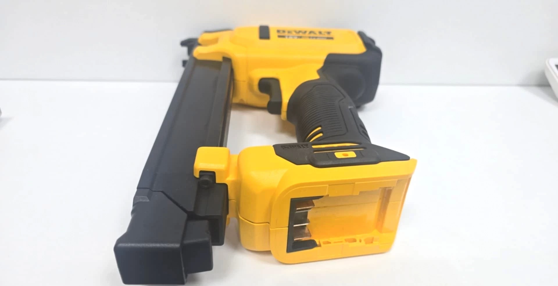 akumulatorowy-zszywacz-do-kabli-dla-elektrykow-dcn701n-dewalt-zasilanie-209202-1769478