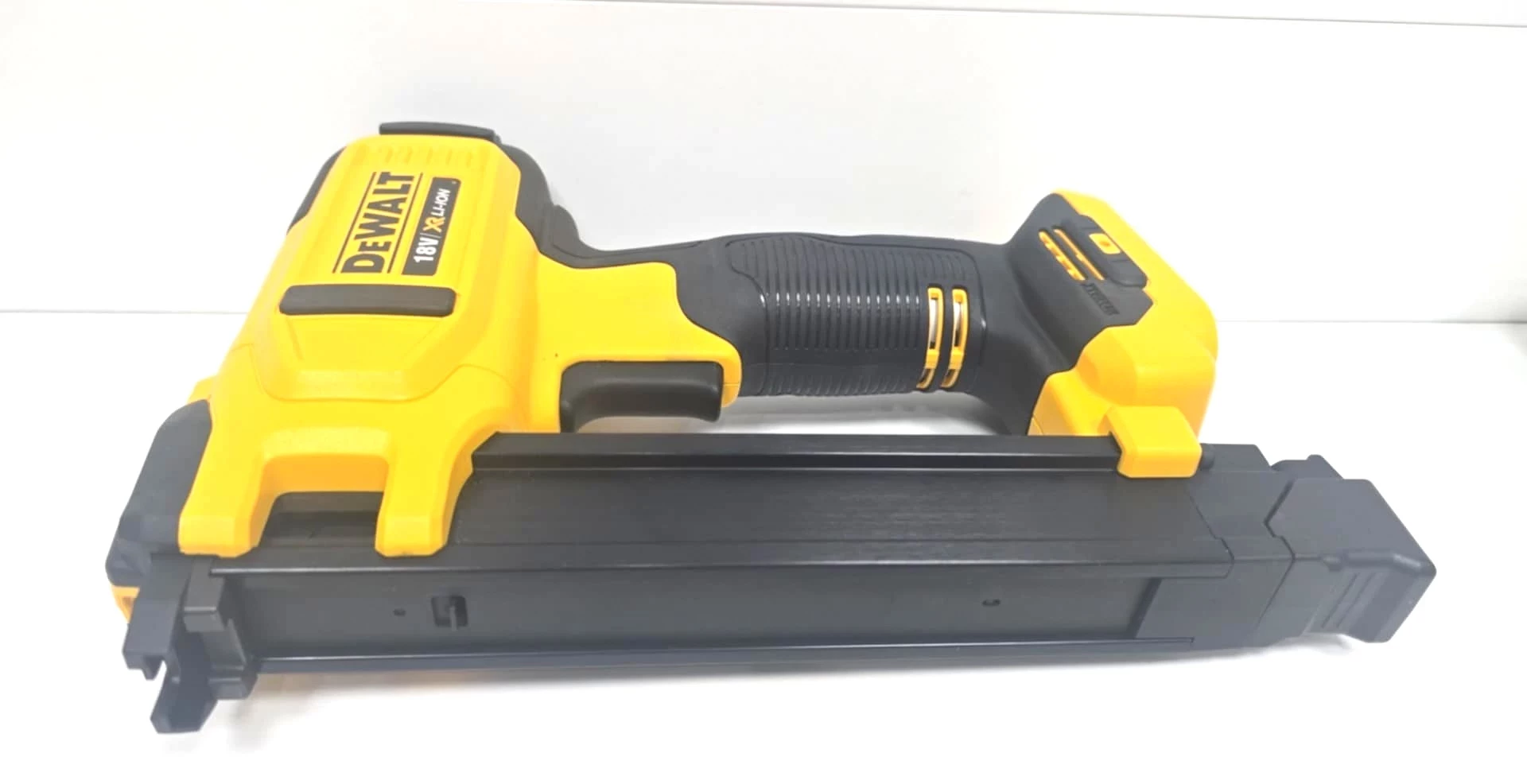 akumulatorowy-zszywacz-do-kabli-dla-elektrykow-dcn701n-dewalt-marka-248811-950256