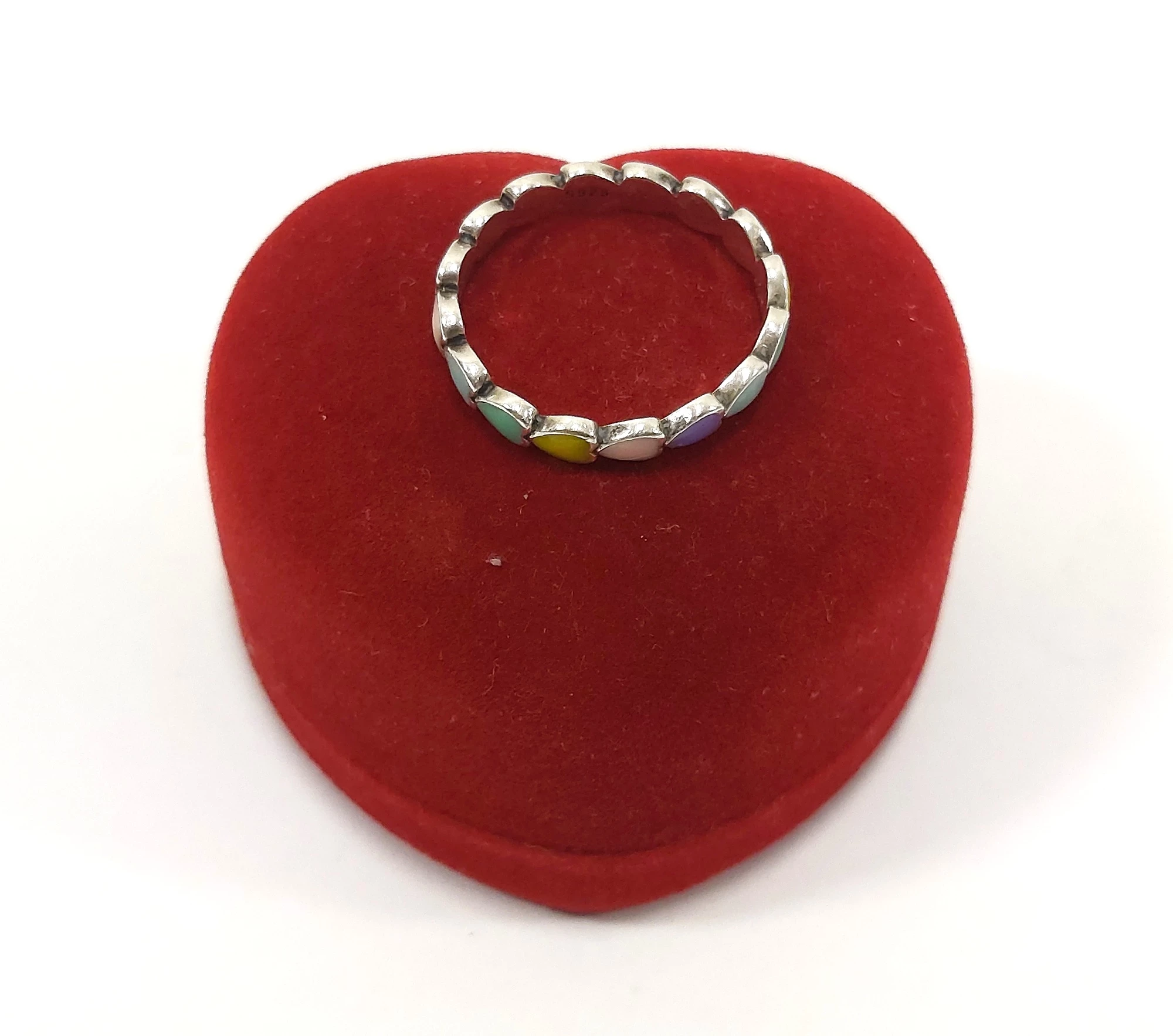 uroczy-srebrny-pierscionek-z-kolorowymi-serduszkami-p925-r13-mickiewicza-1-nidzica