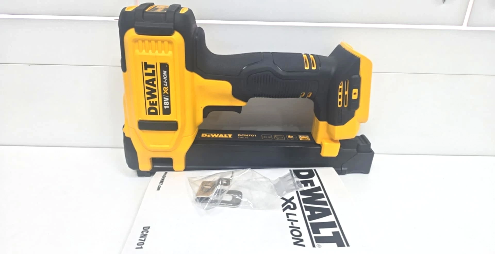 akumulatorowy-zszywacz-do-kabli-dla-elektrykow-dcn701n-dewalt-wojskowa-11-sj-siedlce