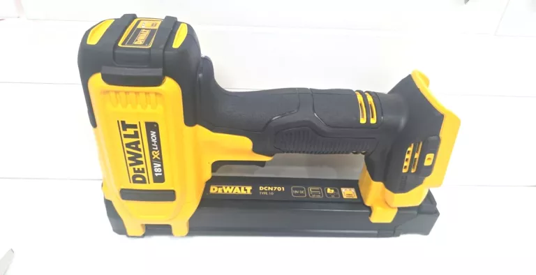 akumulatorowy-zszywacz-do-kabli-dla-elektrykow-dcn701n-dewalt-minimalna-dlugosc-zszywek-17