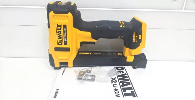 akumulatorowy-zszywacz-do-kabli-dla-elektrykow-dcn701n-dewalt-wojskowa-11-sj-siedlce